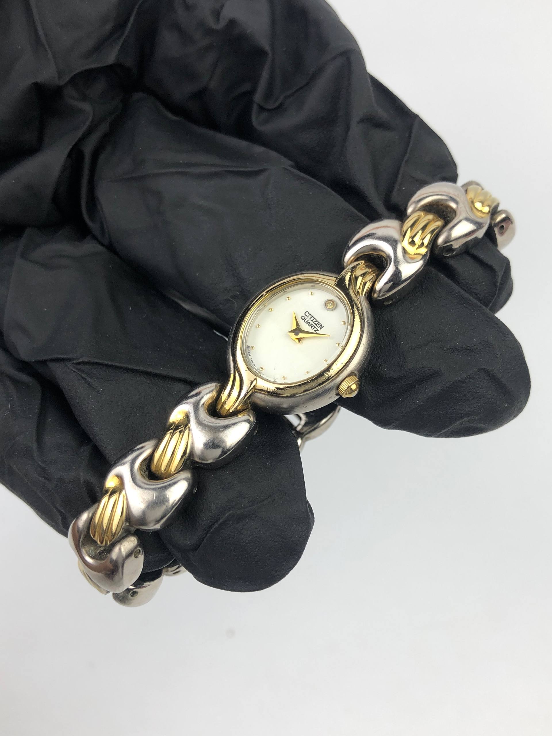 CITIZEN BANGLE QUARTZ TONNEAU SCULPTURE TWOTONE BRACELET - Gambar 3