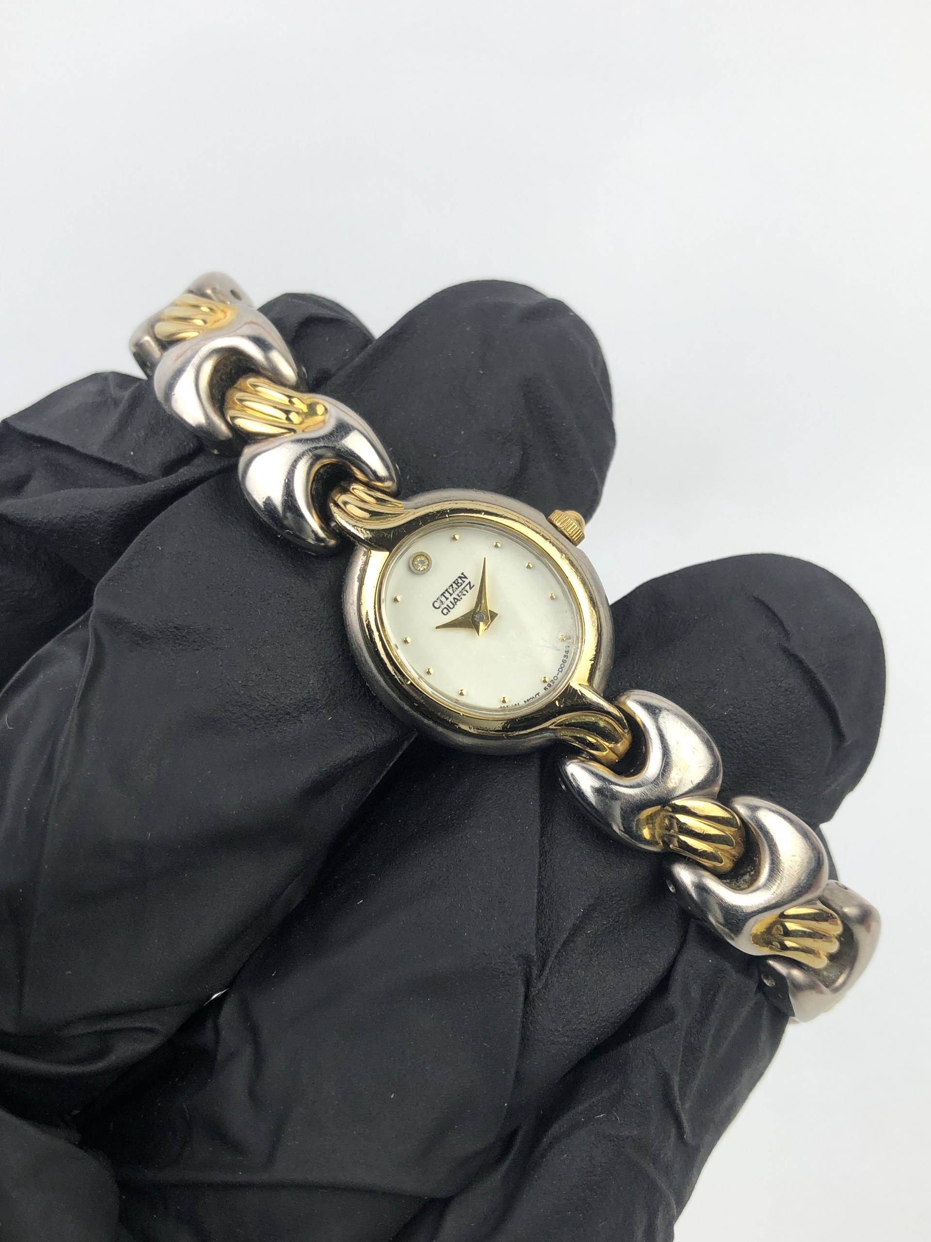 CITIZEN BANGLE QUARTZ TONNEAU SCULPTURE TWOTONE BRACELET - Gambar 4