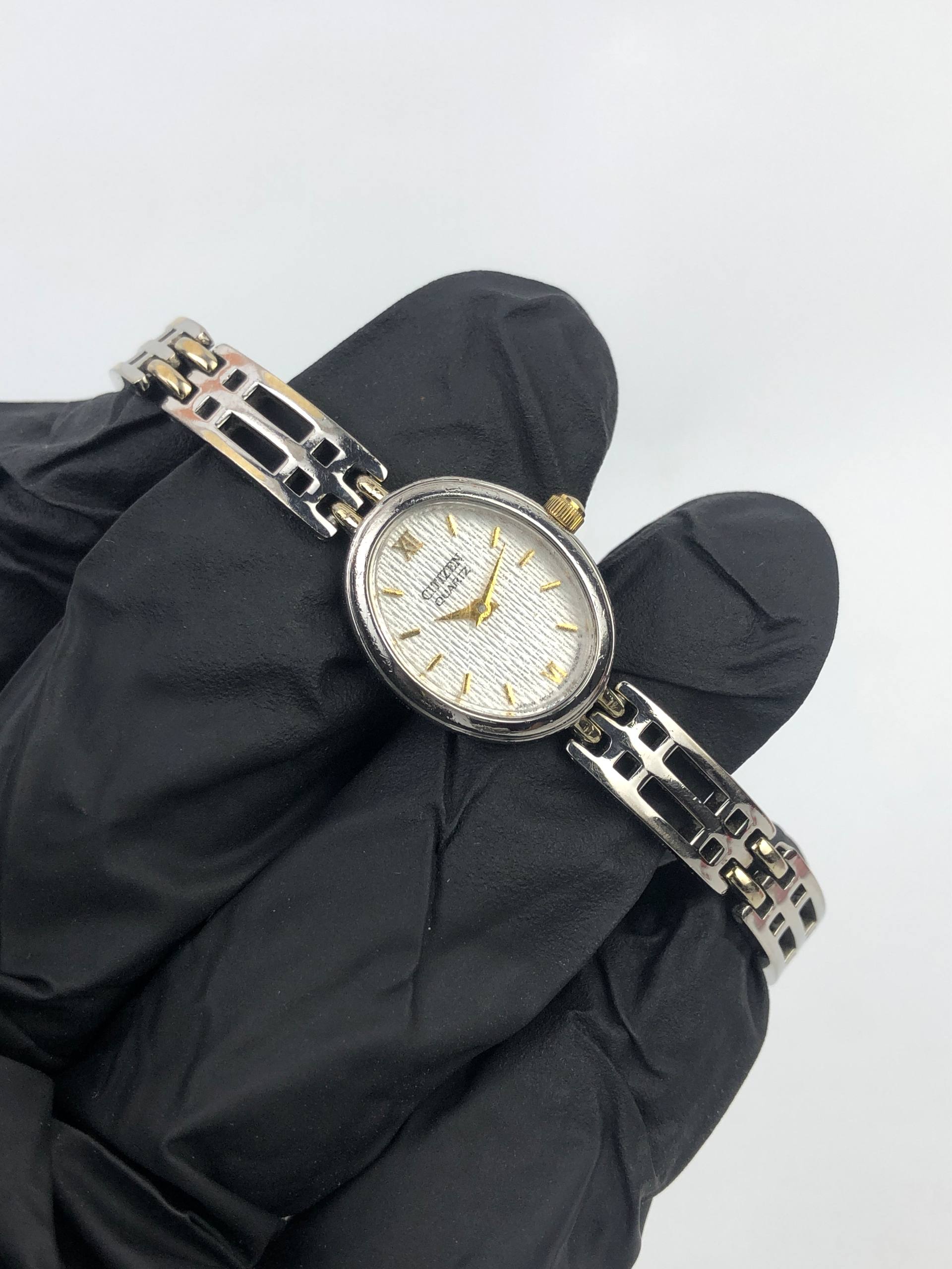 CITIZEN QUARTZ LADIES OVAL CUT-OUT LINK BRACELET ORIGINAL TWO TONE - Gambar 4