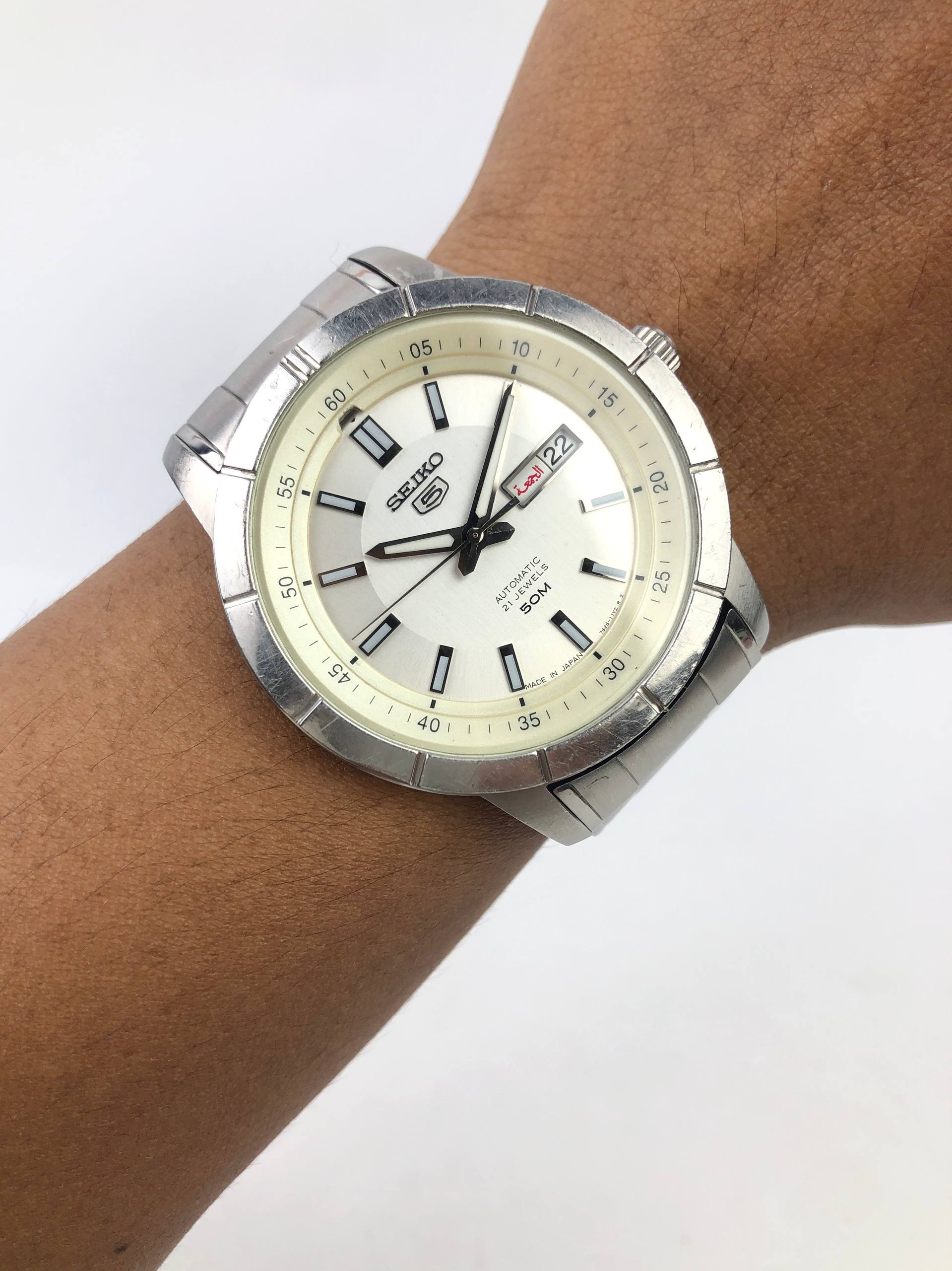 SEIKO 5 AUTOMATIC CAL 7S26 21 JEWELS 50M DAY DATE WHITE DIAL