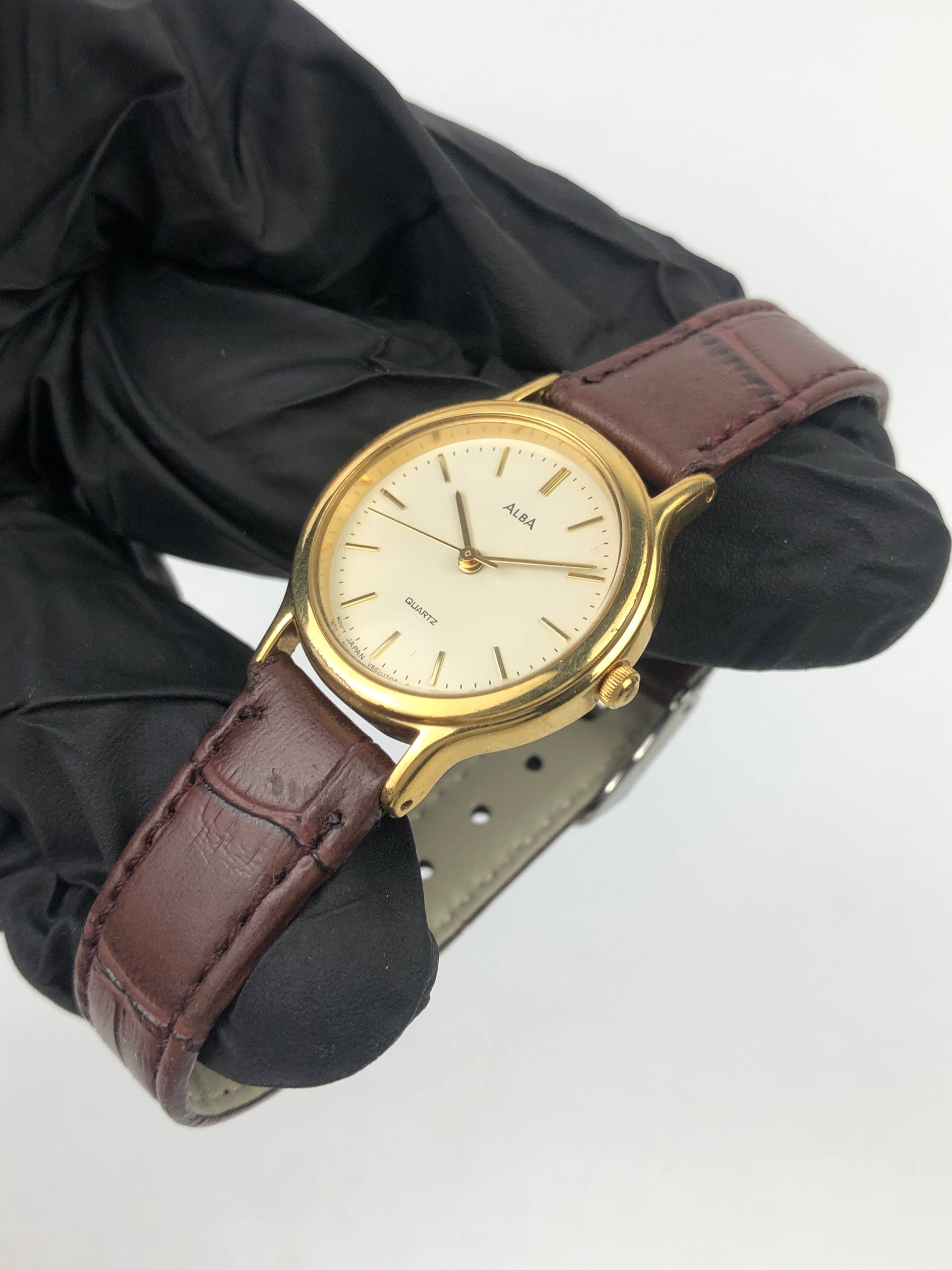 ALBA QUARTZ GOLD TONE MINIMALIST DRESS WATCH - Gambar 3