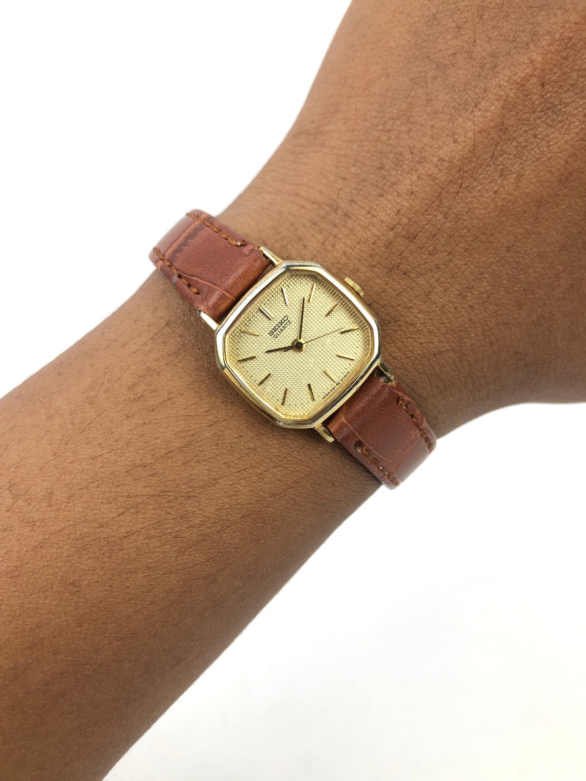 SEIKO QUARTZ CAL 1421 GOLD TEXTURED DIAL DRESS WATCH VINTAGE