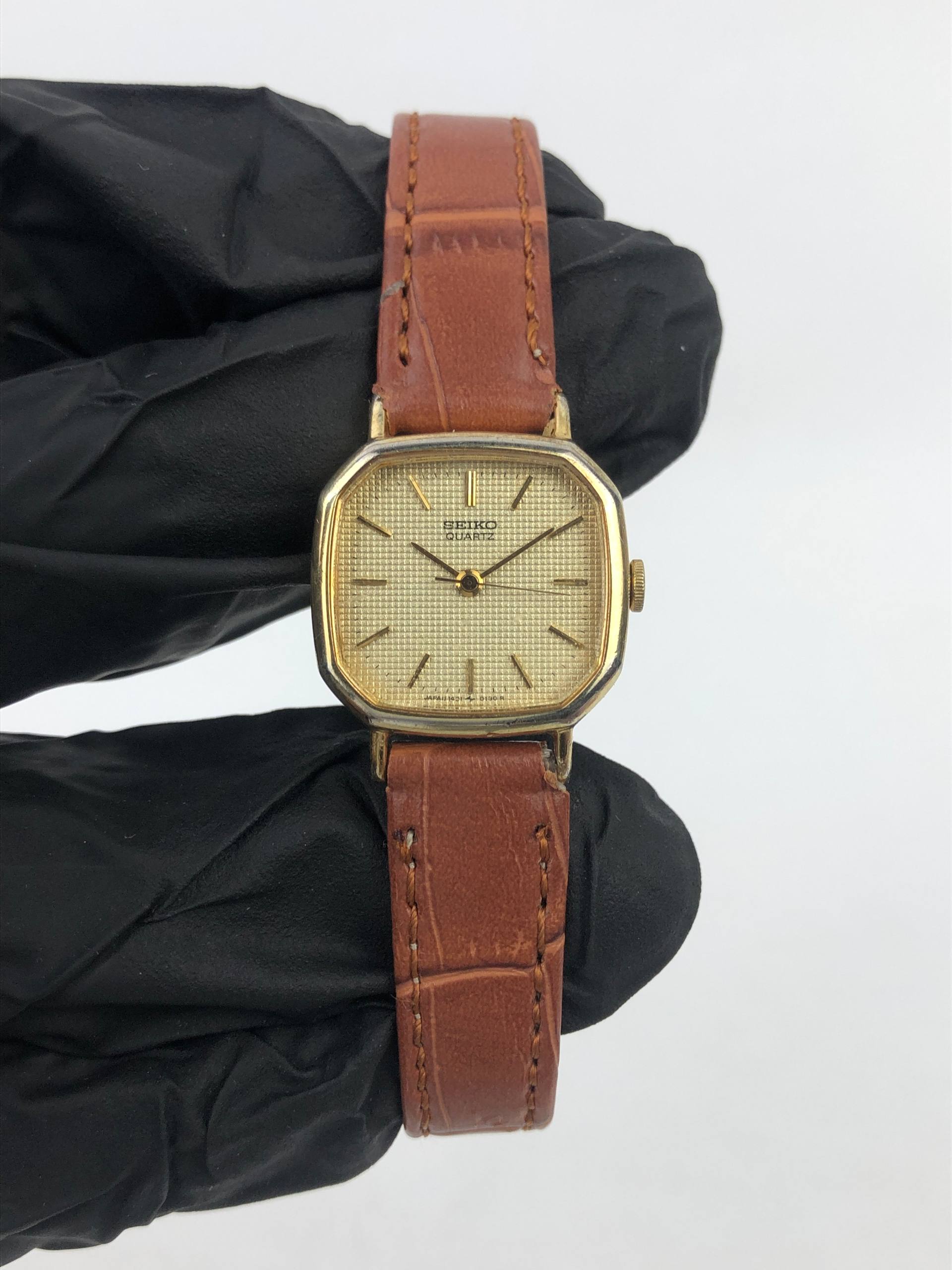 SEIKO QUARTZ CAL 1421 GOLD TEXTURED DIAL DRESS WATCH VINTAGE - Gambar 3