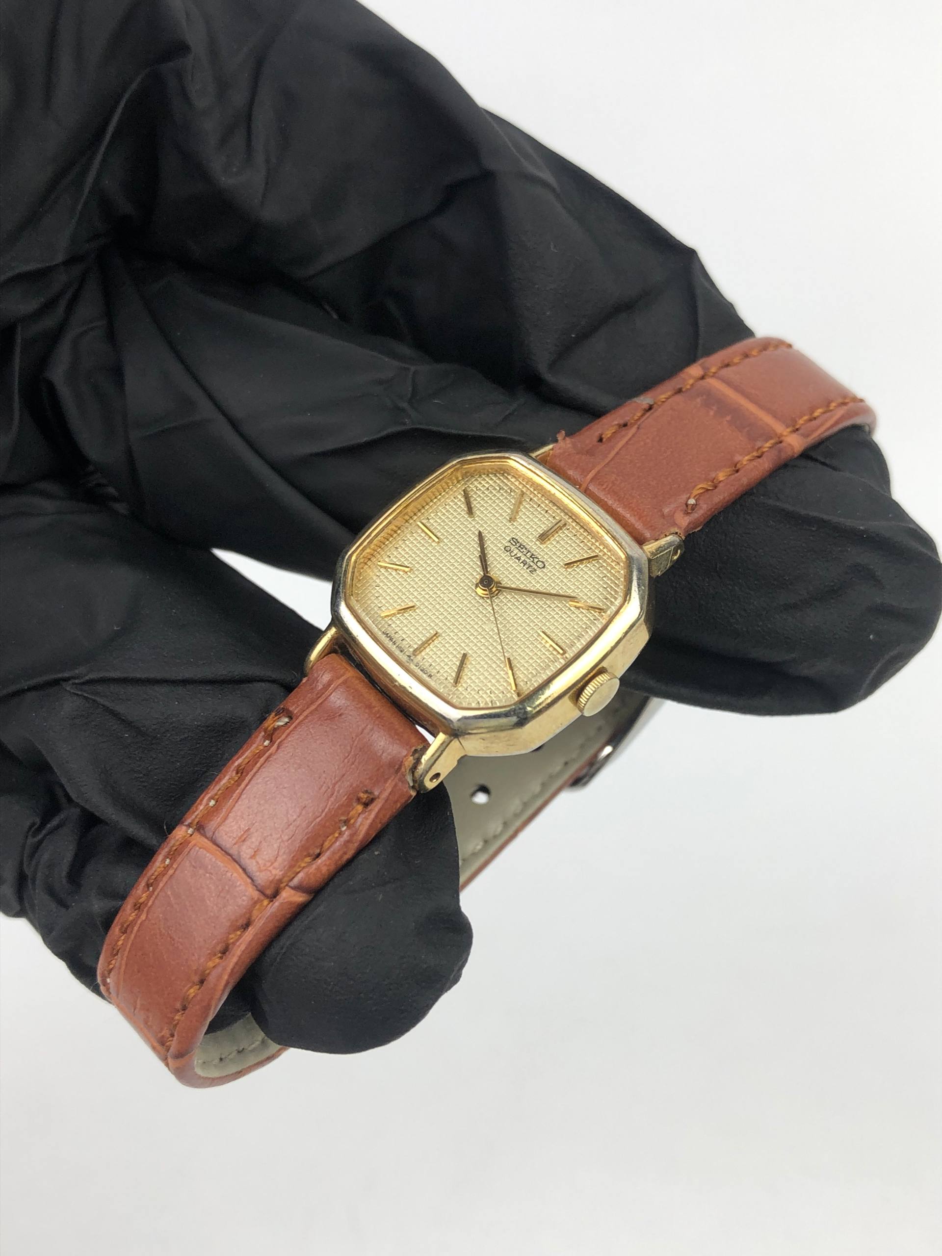 SEIKO QUARTZ CAL 1421 GOLD TEXTURED DIAL DRESS WATCH VINTAGE - Gambar 2