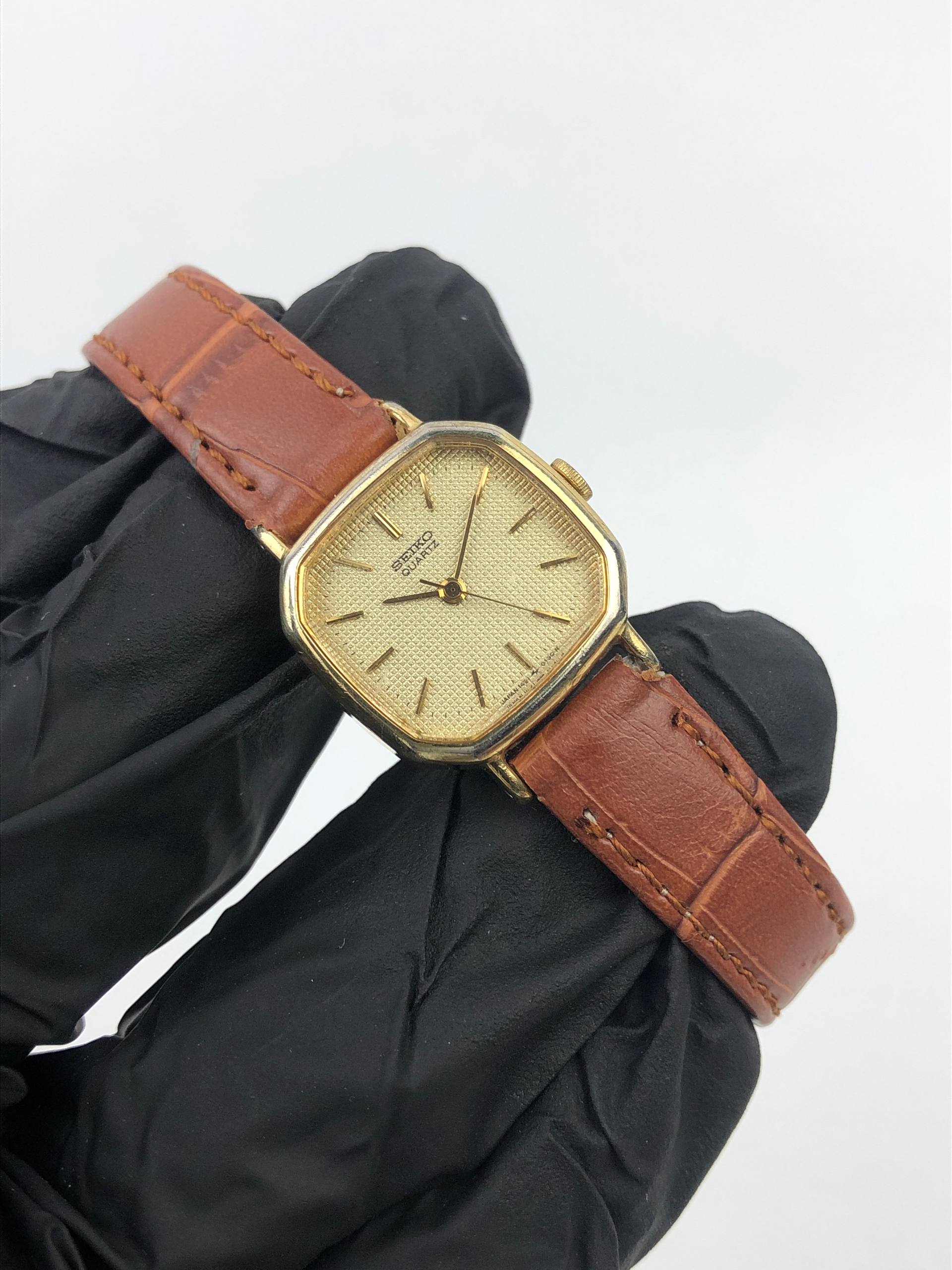 SEIKO QUARTZ CAL 1421 GOLD TEXTURED DIAL DRESS WATCH VINTAGE - Gambar 4