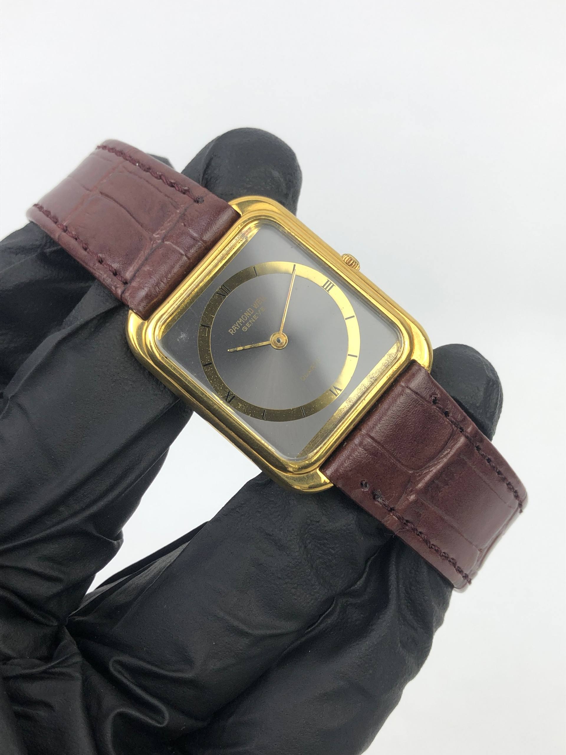 RAYMOND WEIL GENEVE ETA 955.112 BLACK SUNBURST DIAL 18K GOLD ELECTROPLATED DRESS WATCH - Gambar 4