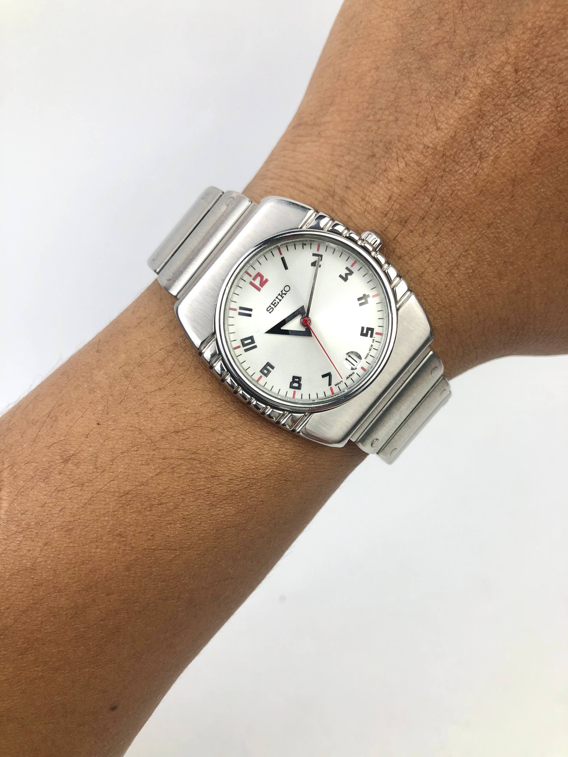 RARE SEIKO CAL. 7N32-0B20 RETRO FUTURISTIC WHITE DIAL INTEGRATED SPORTS WATCH