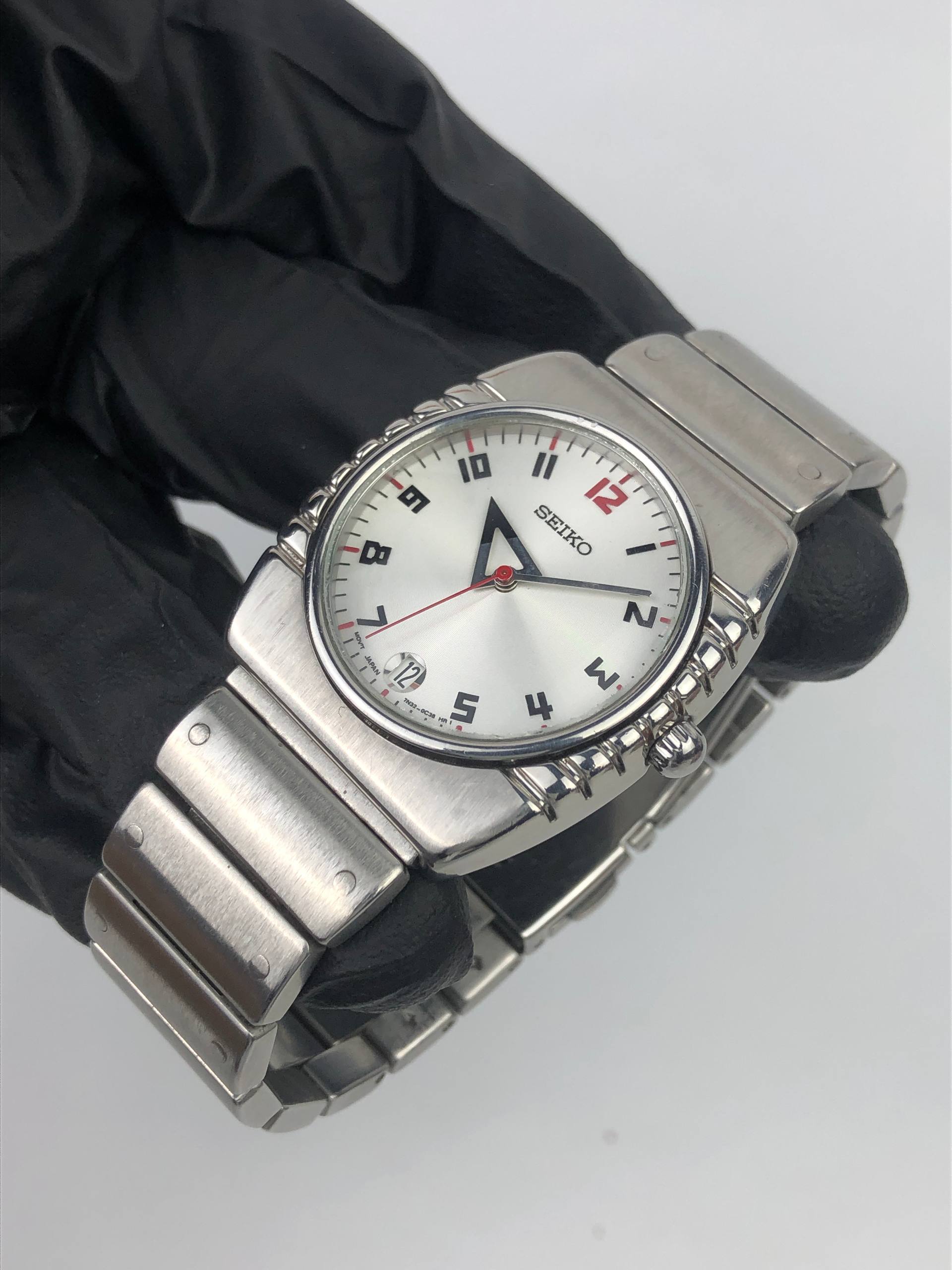 RARE SEIKO CAL. 7N32-0B20 RETRO FUTURISTIC WHITE DIAL INTEGRATED SPORTS WATCH - Gambar 3