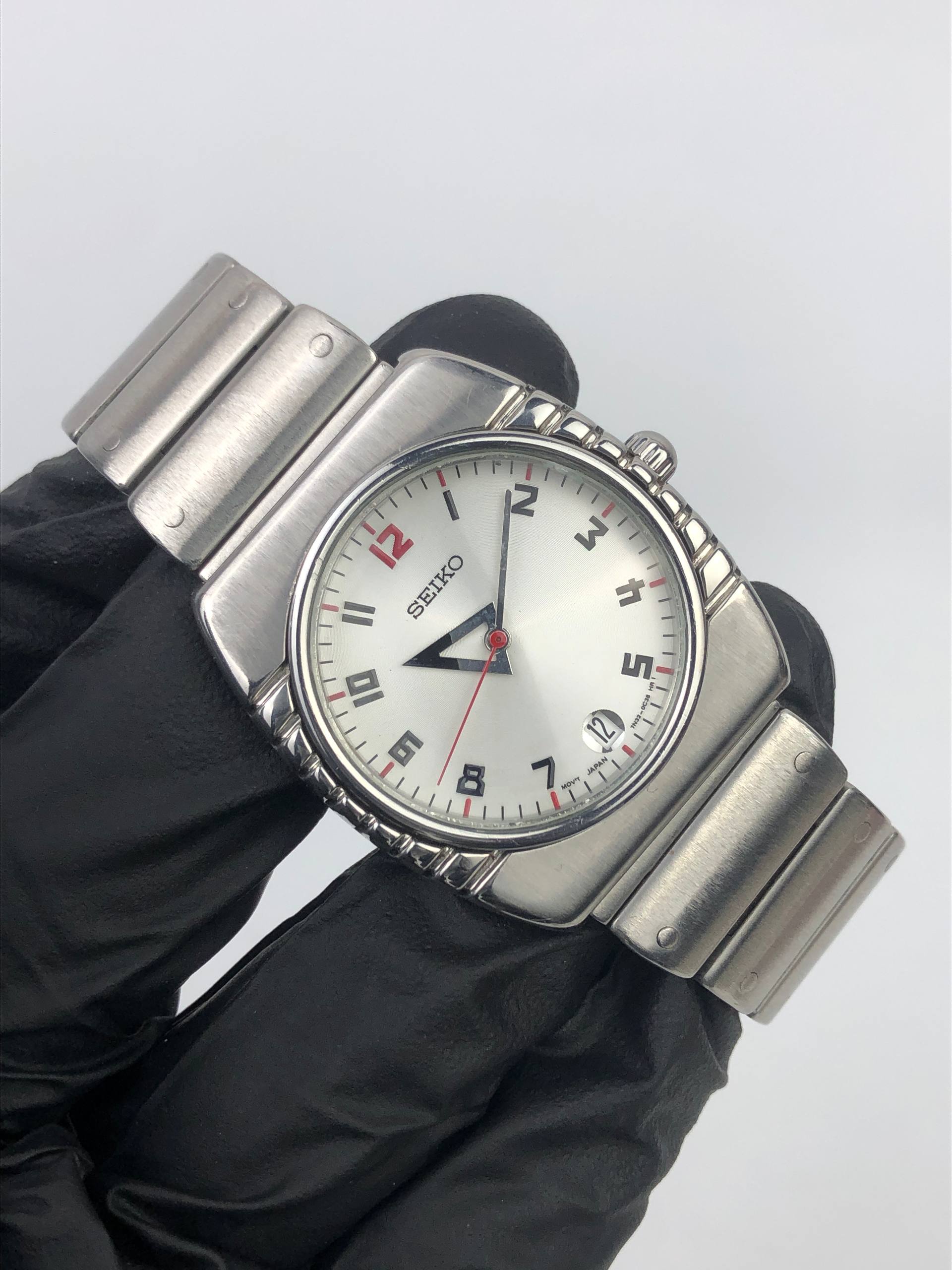 RARE SEIKO CAL. 7N32-0B20 RETRO FUTURISTIC WHITE DIAL INTEGRATED SPORTS WATCH - Gambar 4