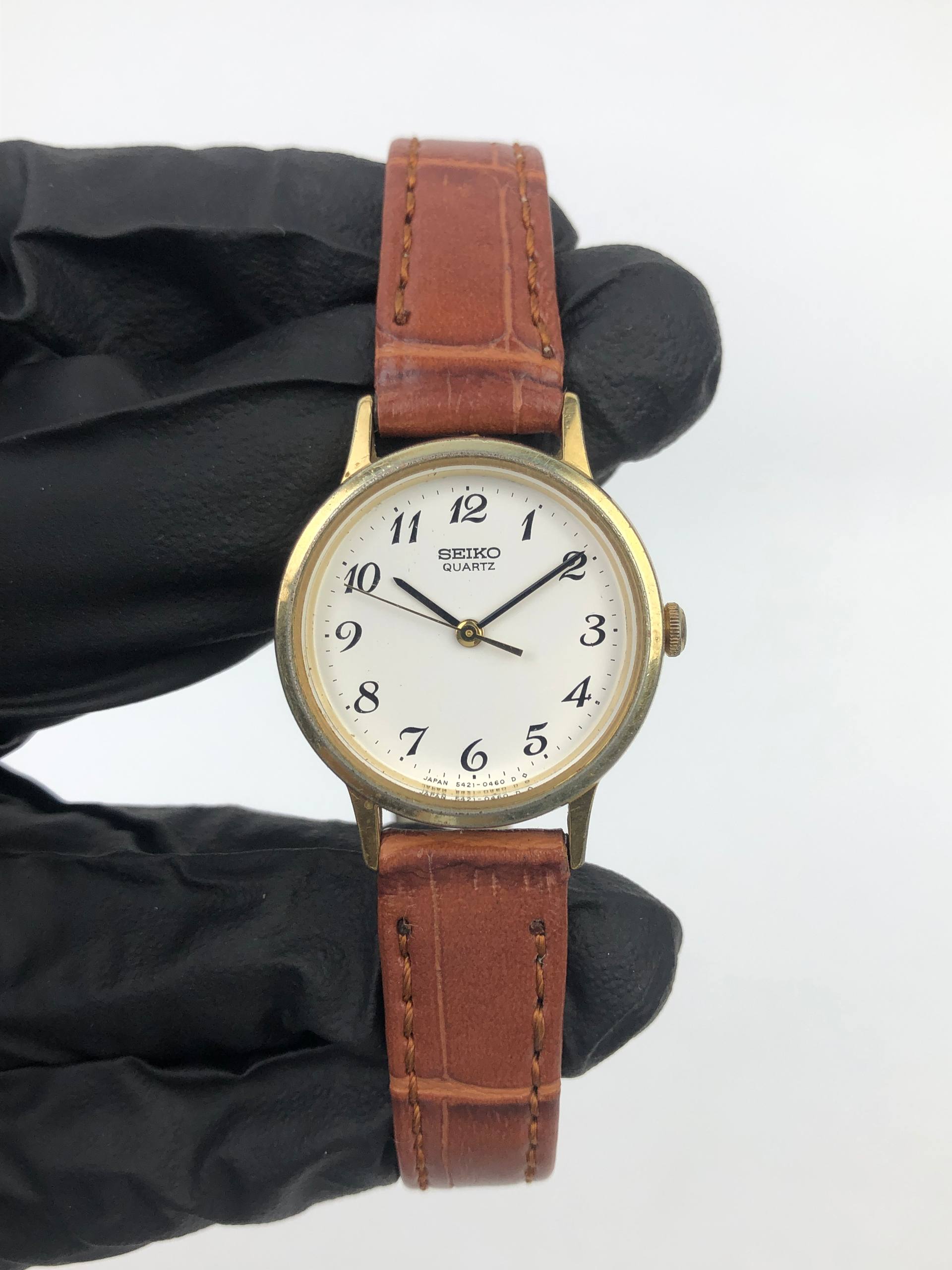 VINTAGE SEIKO QUARTZ CLASSIC WHITE DIAL GOLD TONE DRESS WATCH - Gambar 2