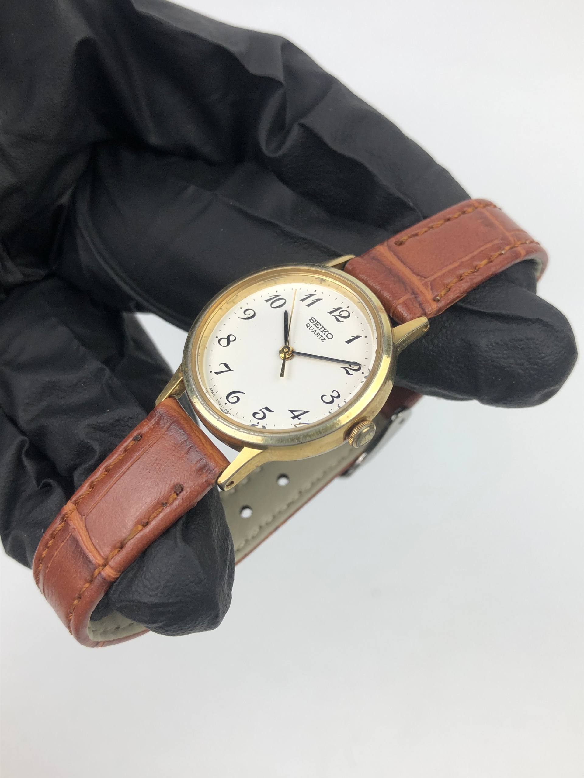 VINTAGE SEIKO QUARTZ CLASSIC WHITE DIAL GOLD TONE DRESS WATCH - Gambar 4