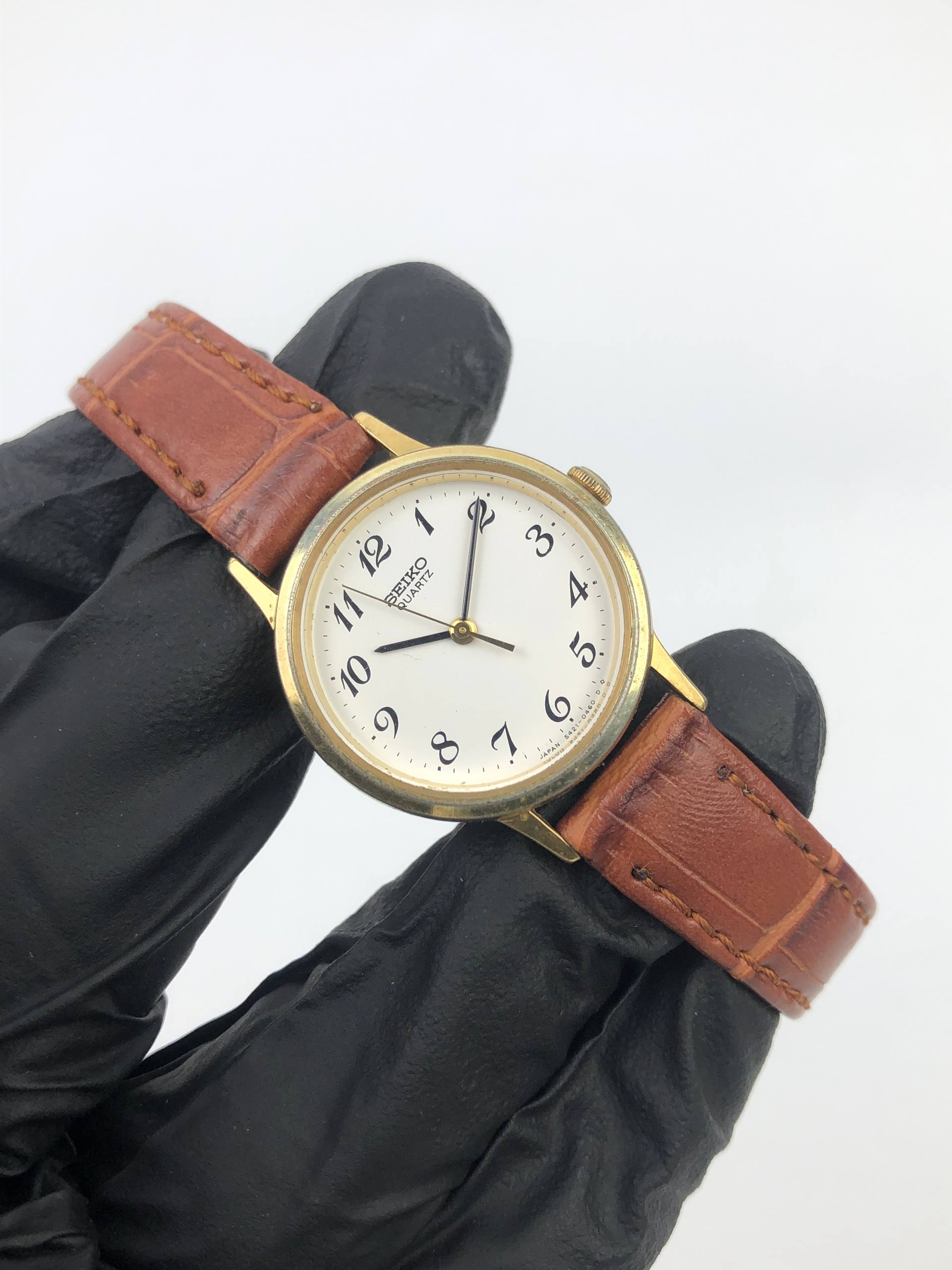 VINTAGE SEIKO QUARTZ CLASSIC WHITE DIAL GOLD TONE DRESS WATCH - Gambar 3