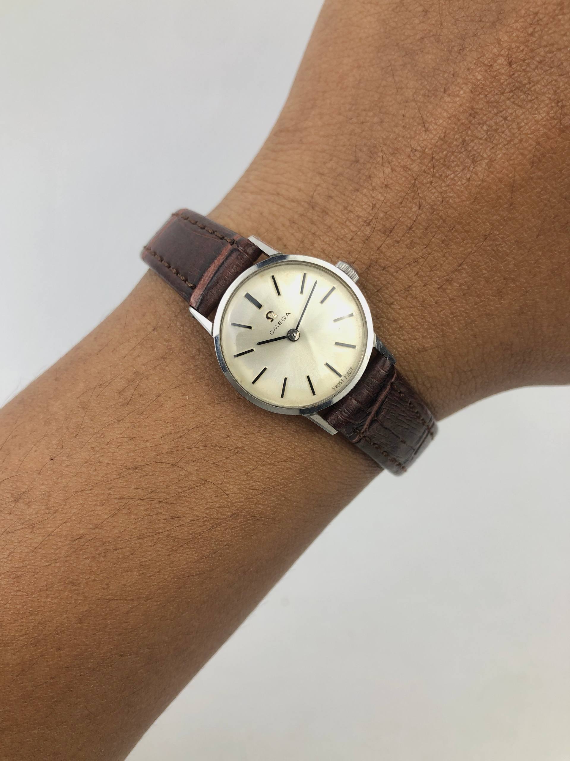 VINTAGE OMEGA LADIES SWISS MADE CHAMPAGNE SUNBURST DIAL MANUAL WIND DRESS WATCH