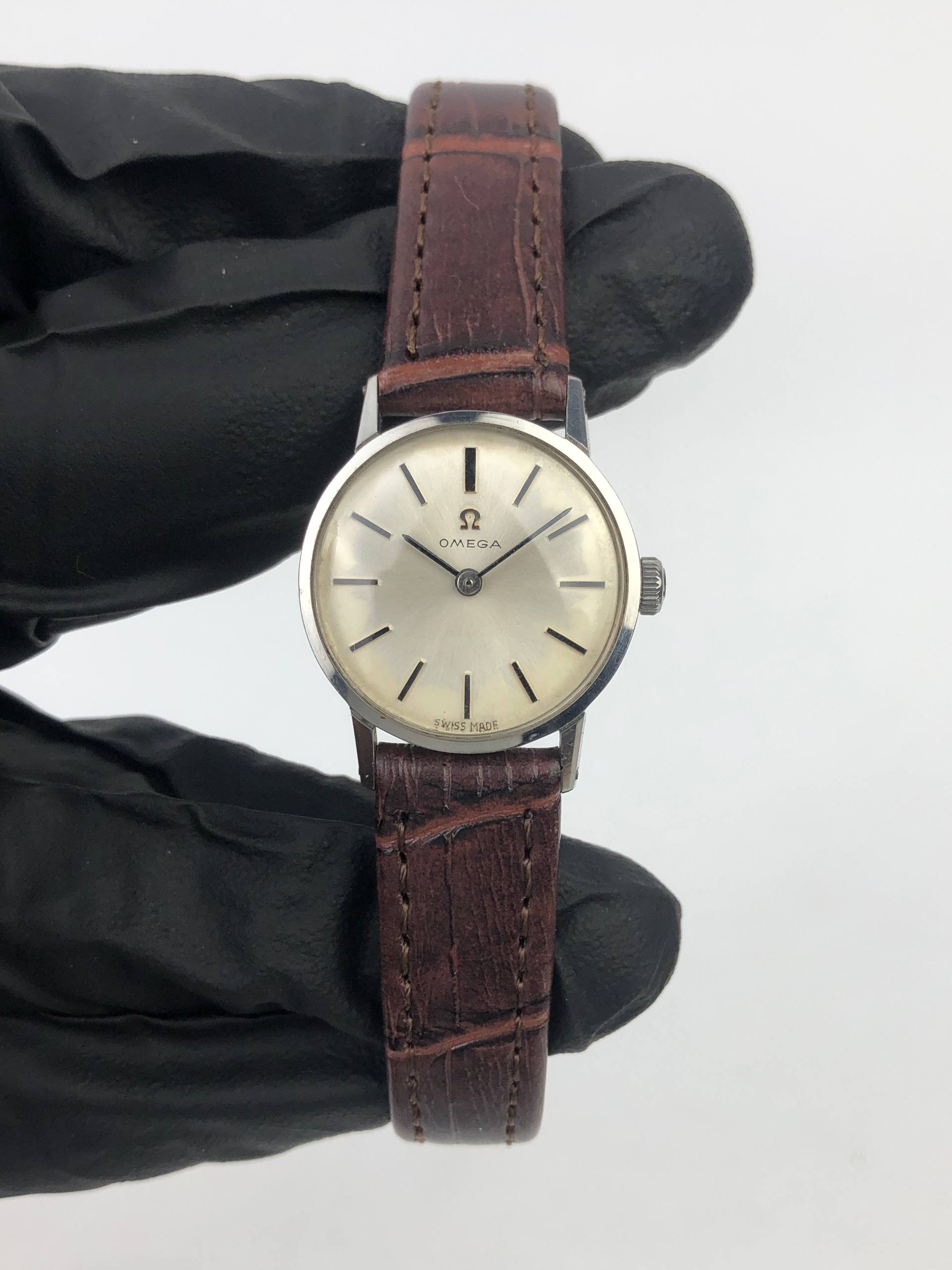 VINTAGE OMEGA LADIES SWISS MADE CHAMPAGNE SUNBURST DIAL MANUAL WIND DRESS WATCH - Gambar 2