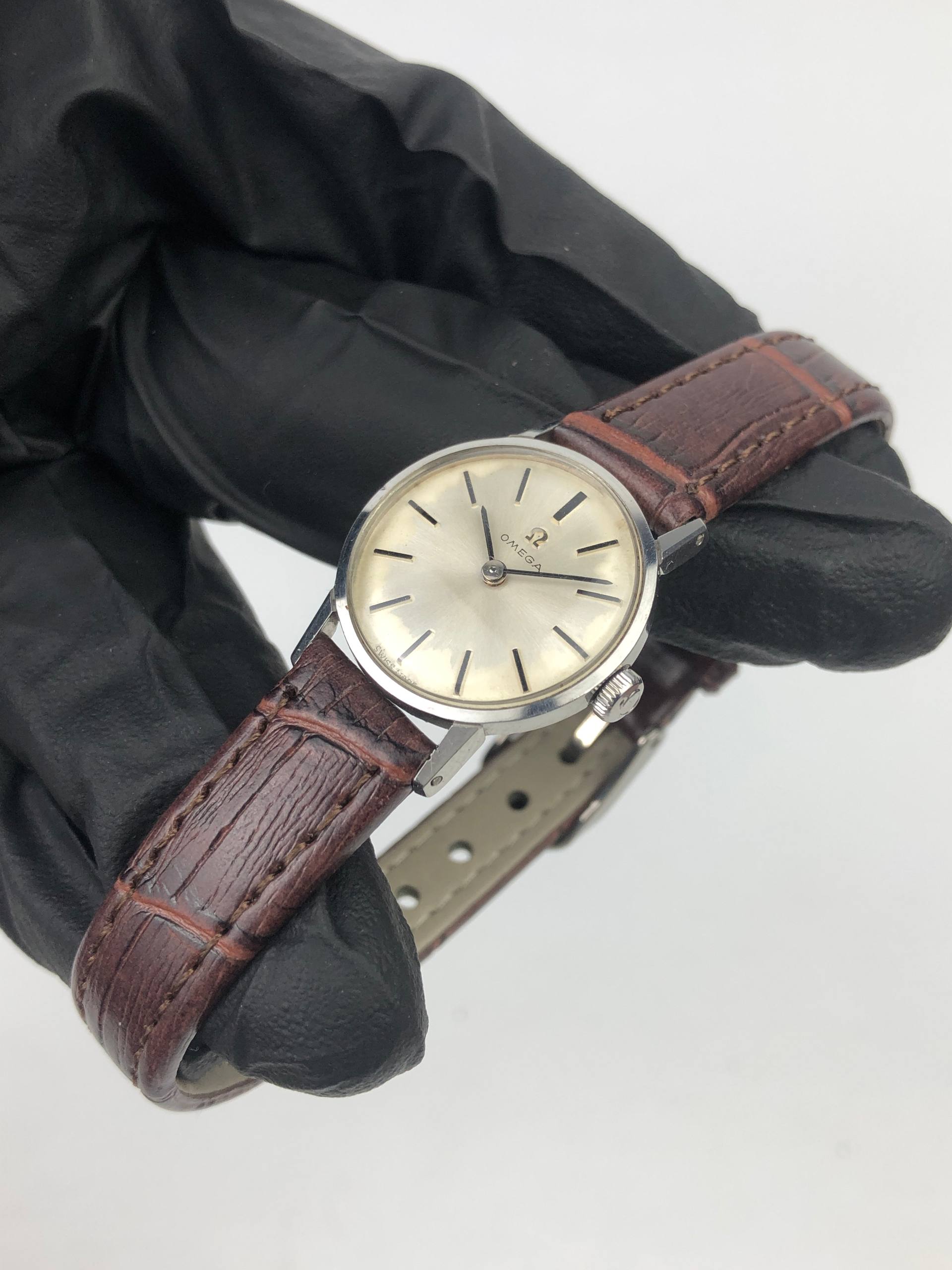 VINTAGE OMEGA LADIES SWISS MADE CHAMPAGNE SUNBURST DIAL MANUAL WIND DRESS WATCH - Gambar 3
