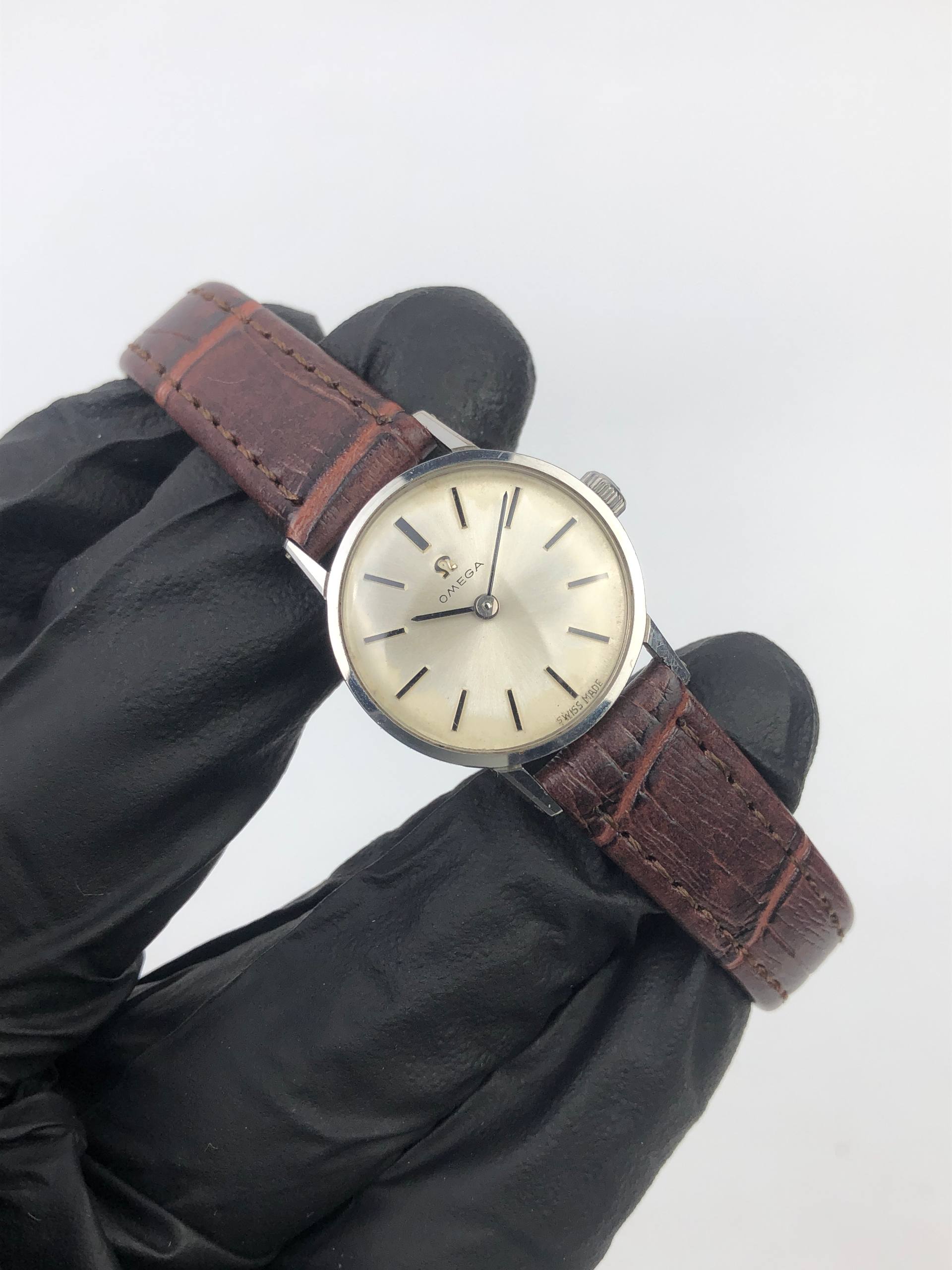 VINTAGE OMEGA LADIES SWISS MADE CHAMPAGNE SUNBURST DIAL MANUAL WIND DRESS WATCH - Gambar 4