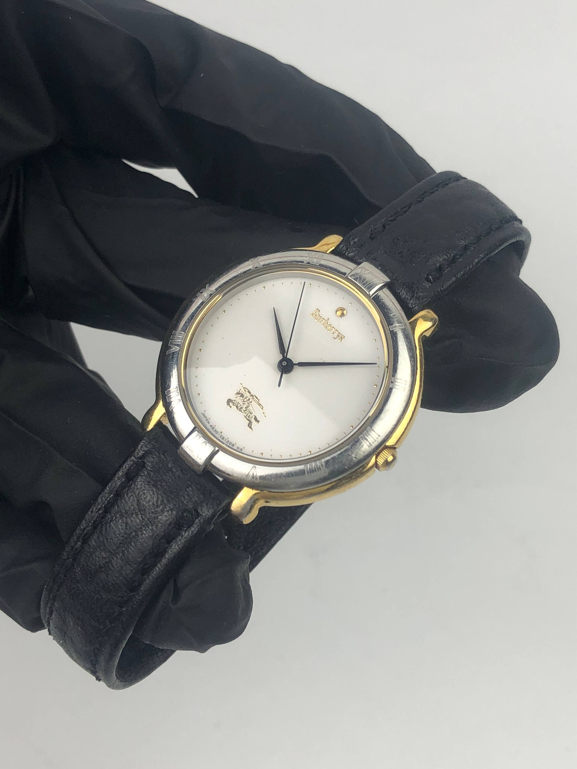 BURBERRYS CLASSIC ROUND BLACK STRAP WHITE DIAL - Gambar 3