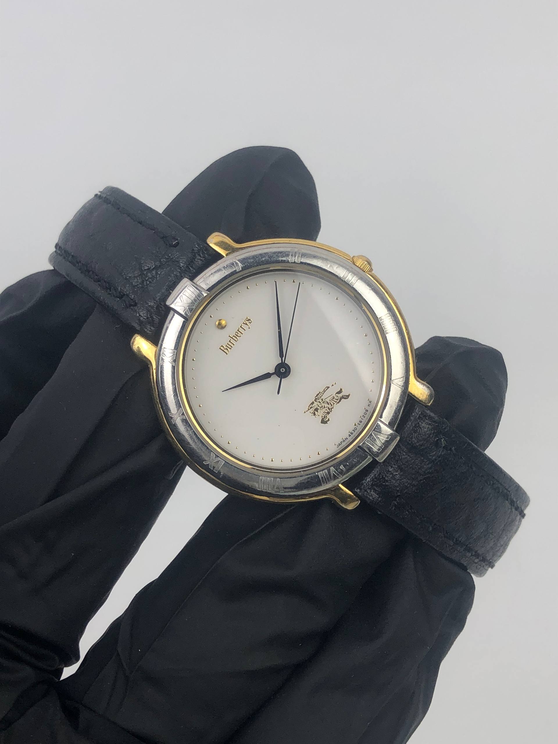 BURBERRYS CLASSIC ROUND BLACK STRAP WHITE DIAL - Gambar 4