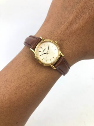 SEIKO 1N01 QUARTZ GOLD TONE TEXTURED GUILLOCHÉ DIAL SAPPHIRE