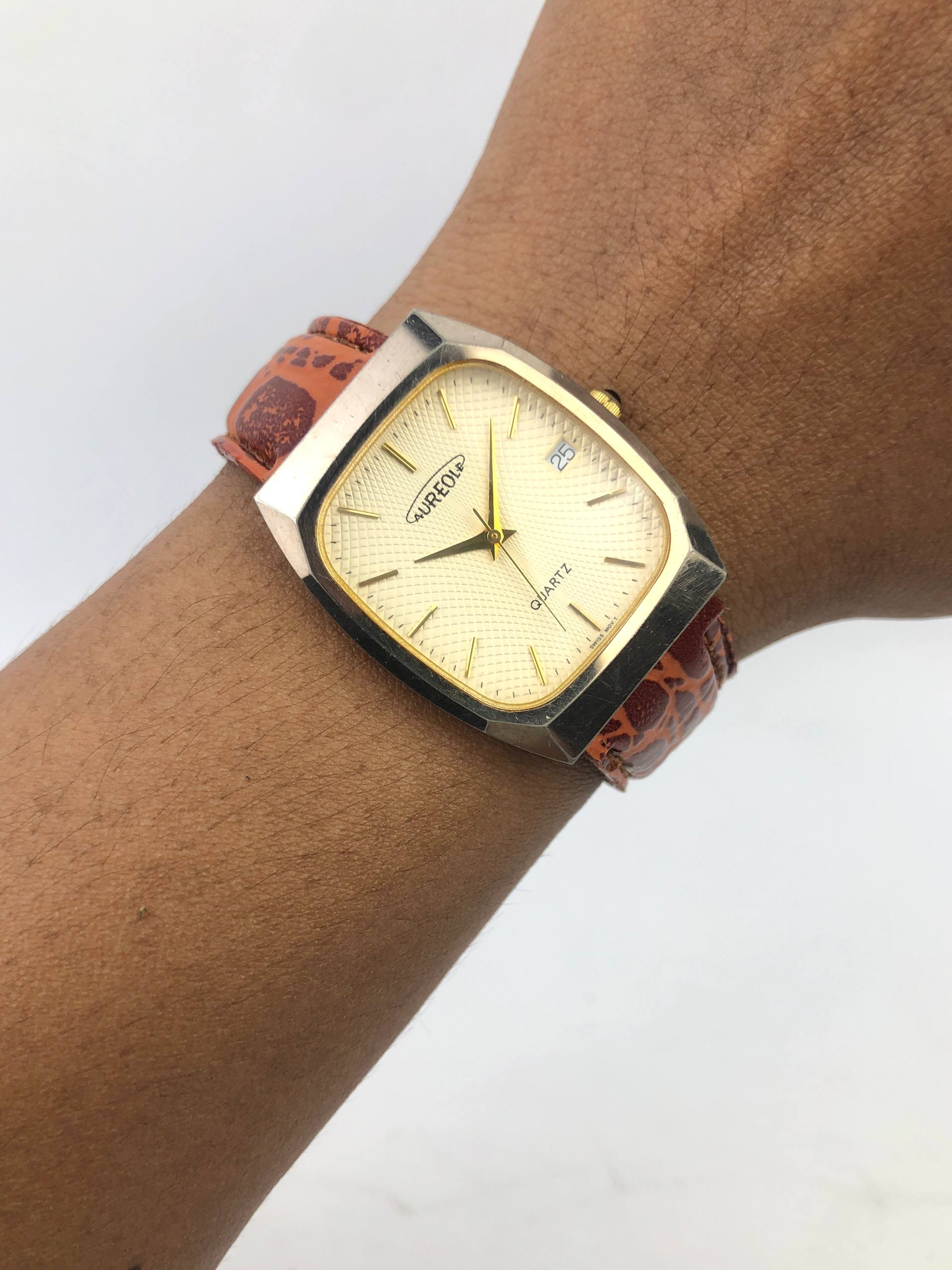 SWISSMADE AUREOLE QUARTZ GOLF TEXTURE DIAL SQUARE CASE