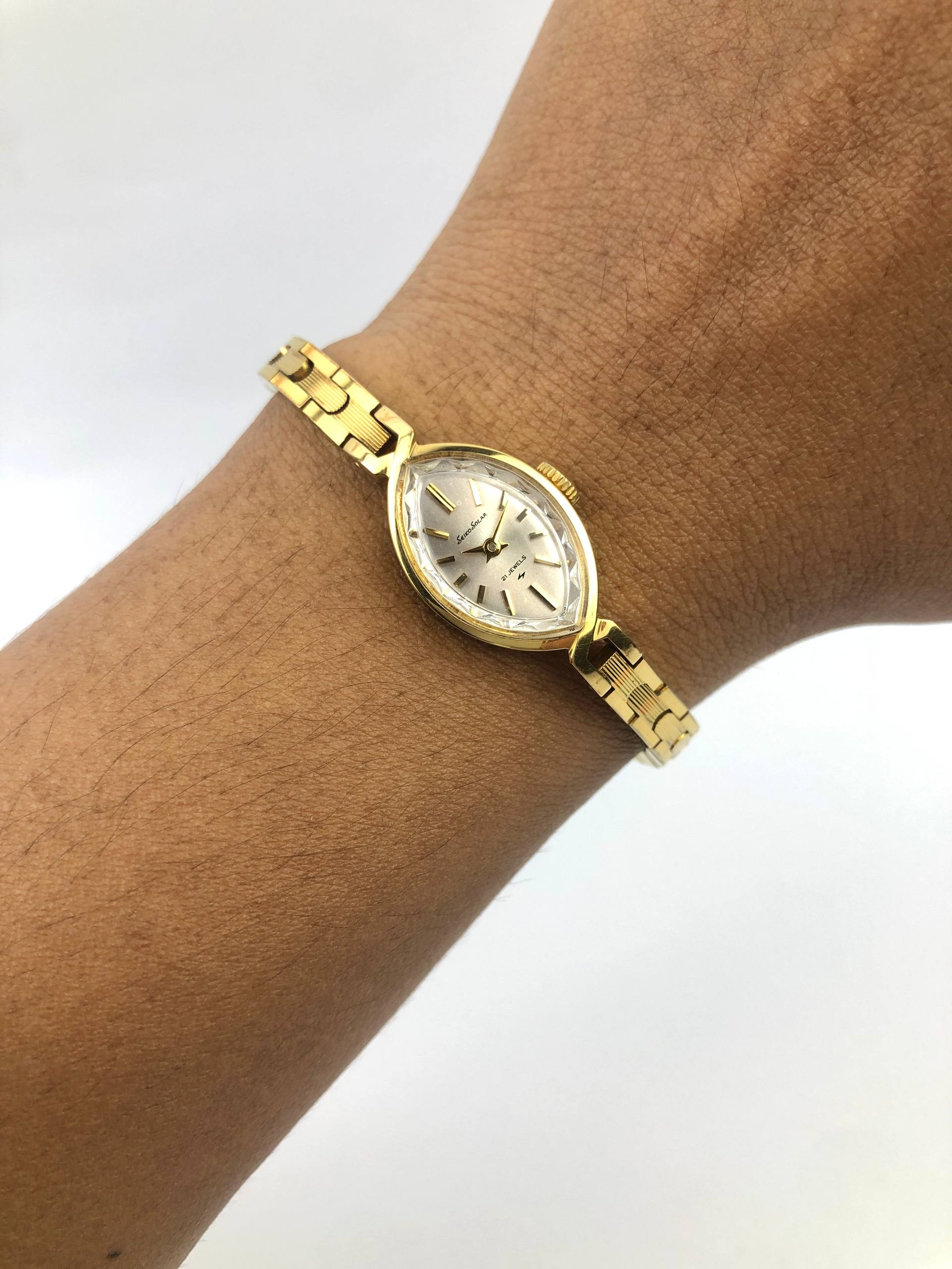 SEIKO SOLAR 10-7001 GOLD CASE BANGLE