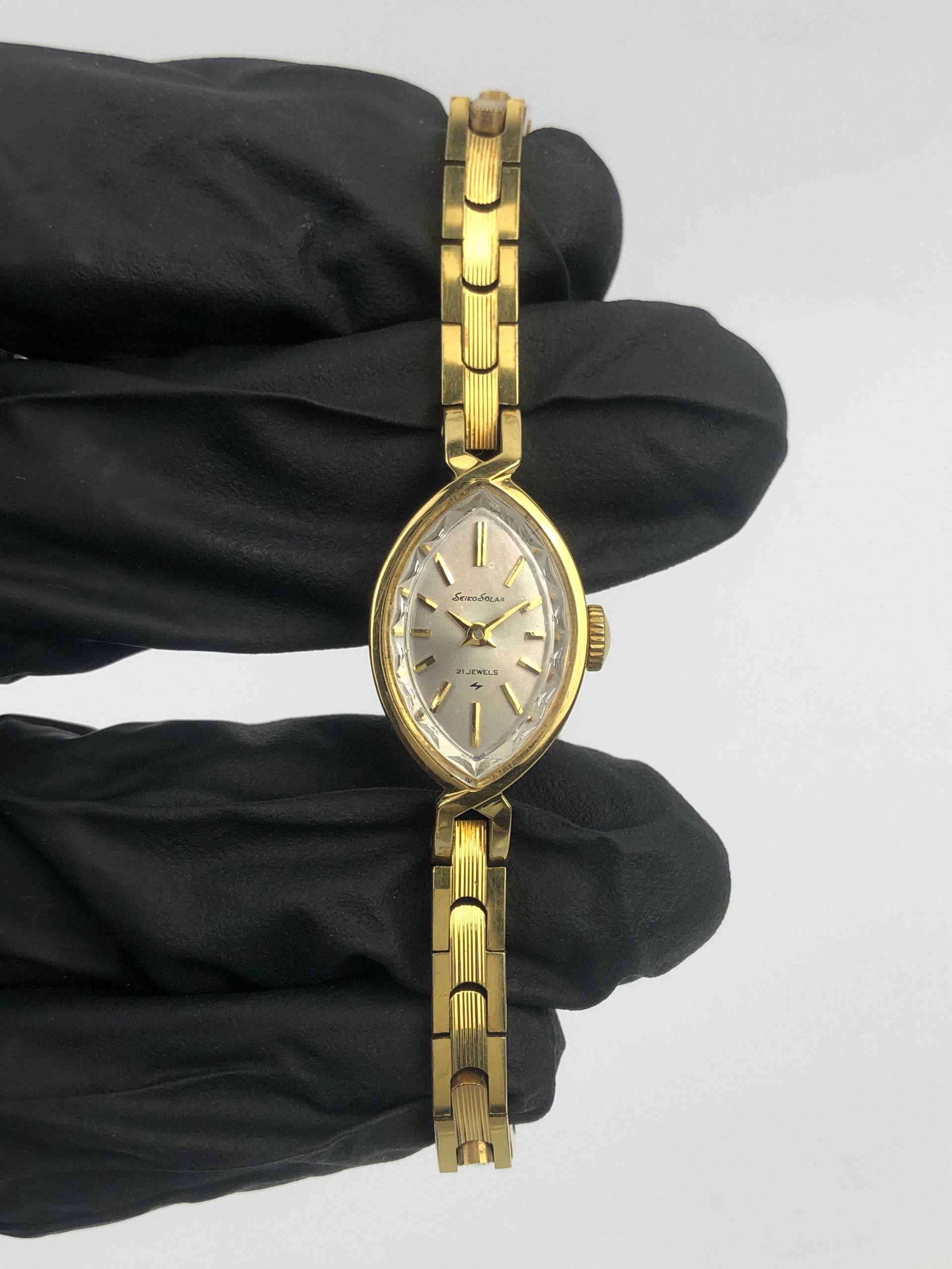 SEIKO SOLAR 10-7001 GOLD CASE BANGLE - Gambar 2