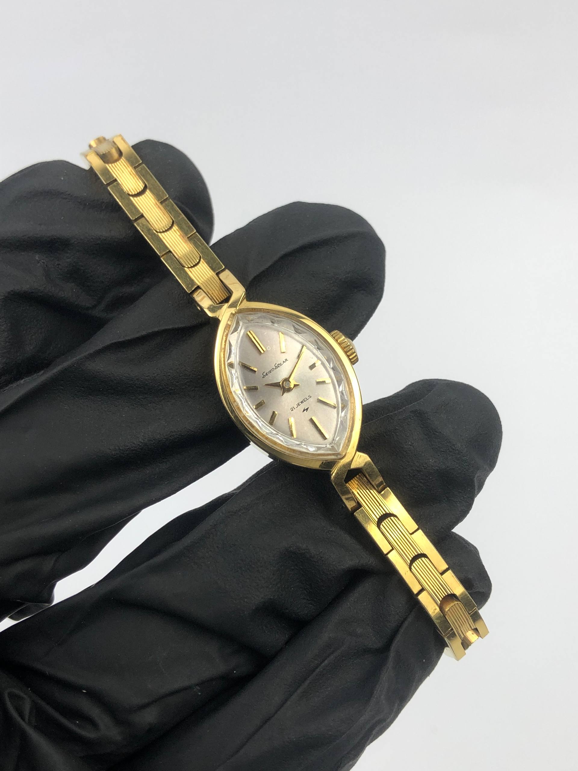 SEIKO SOLAR 10-7001 GOLD CASE BANGLE - Gambar 4