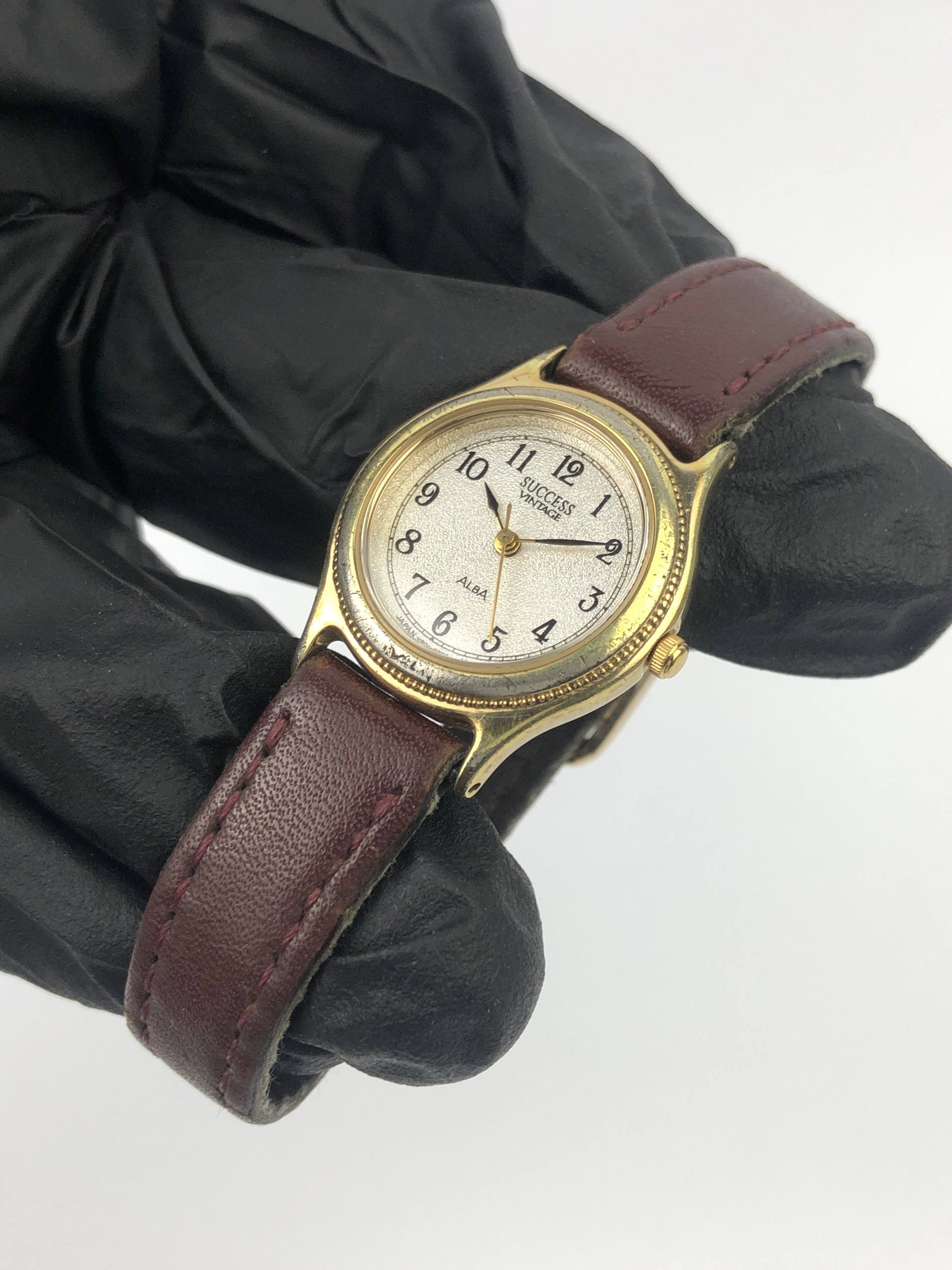 ALBA V801-0630 SUCCES FLUTED BEZEL TEXTURE DIAL - Gambar 3