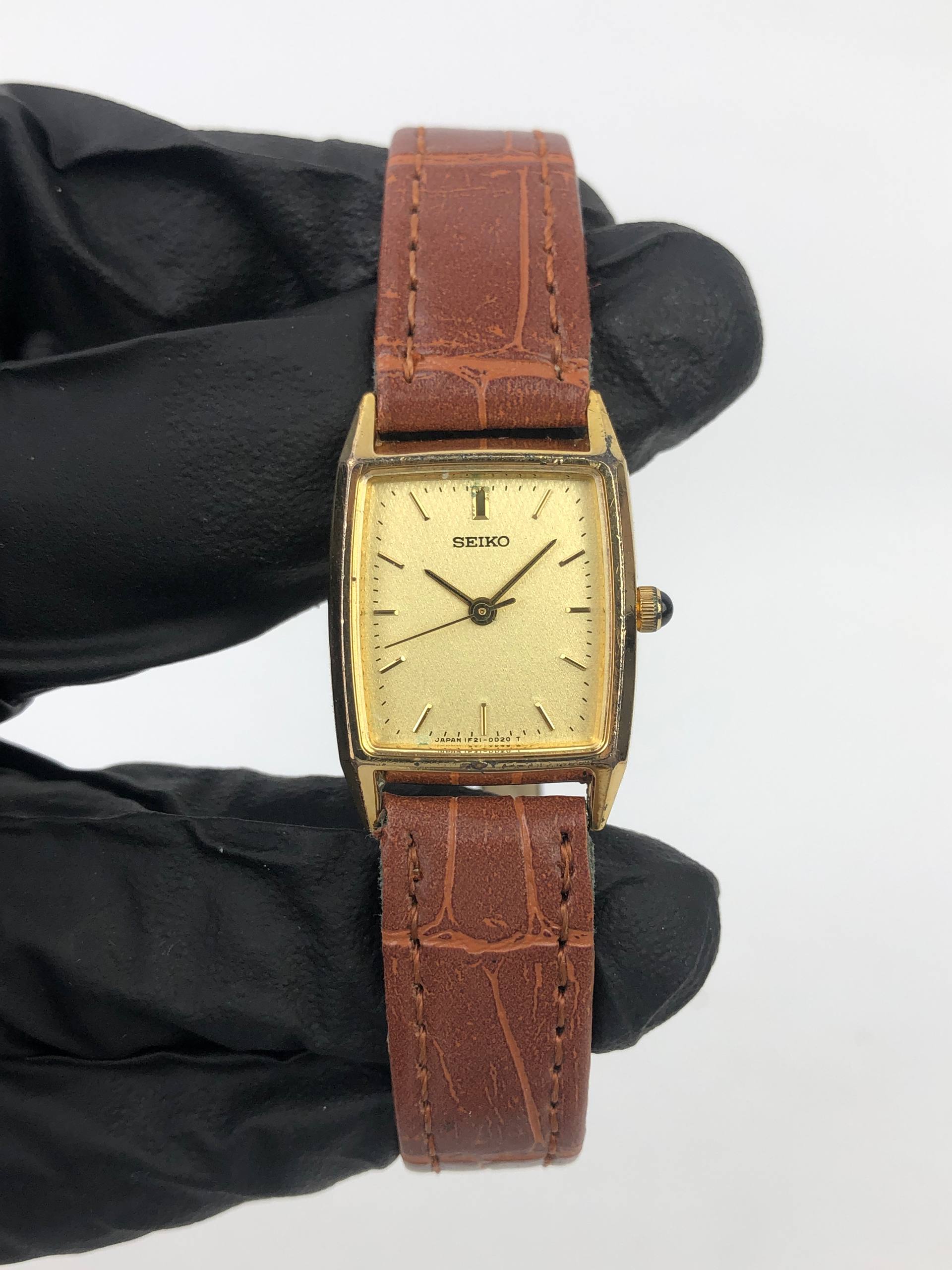 SEIKO CAL 1F21 QUARTZ LADY TANK GOLD CHAMPAGNE TEXTURE DIAL - Gambar 2