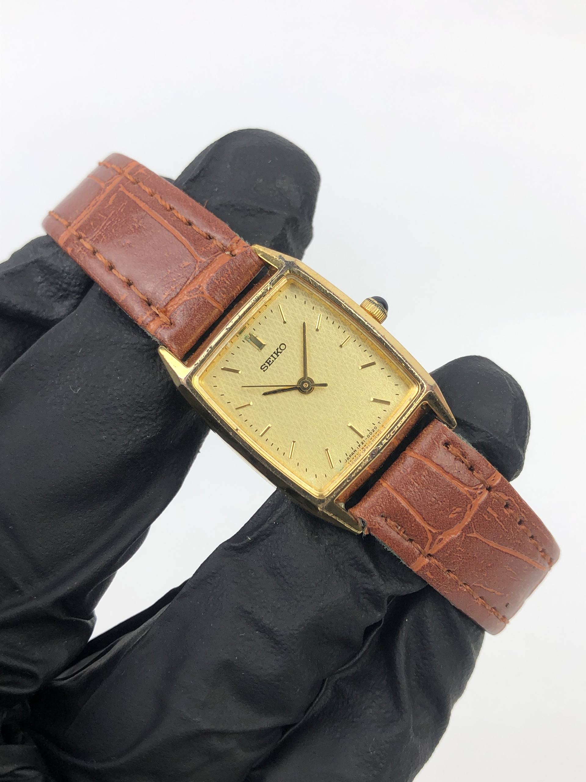 SEIKO CAL 1F21 QUARTZ LADY TANK GOLD CHAMPAGNE TEXTURE DIAL - Gambar 4