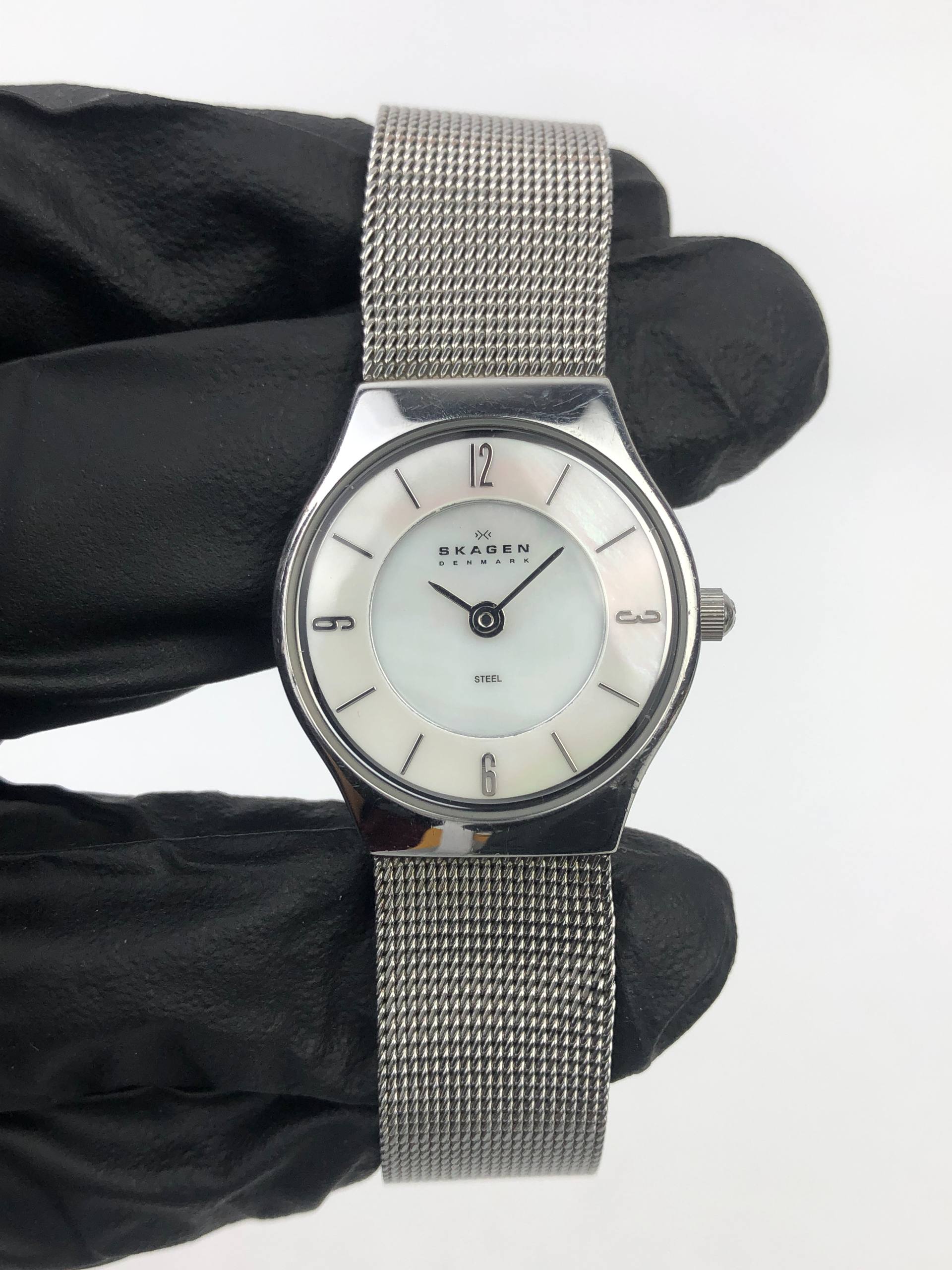 SKAGEN DENMARK LADIES MOTHER OF PEARL DIAL MESH BRACELET WATCH - Gambar 2