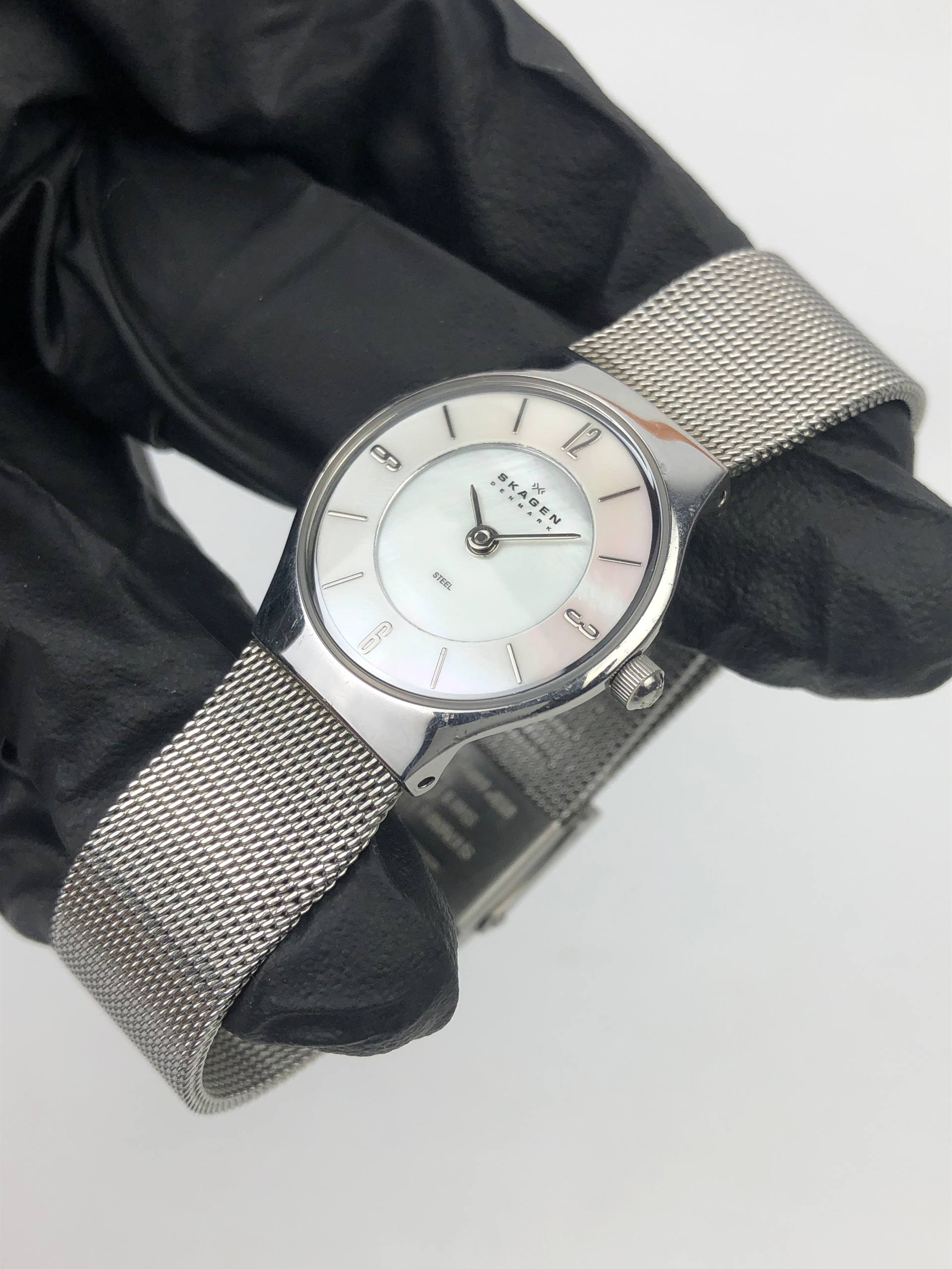 SKAGEN DENMARK LADIES MOTHER OF PEARL DIAL MESH BRACELET WATCH - Gambar 3