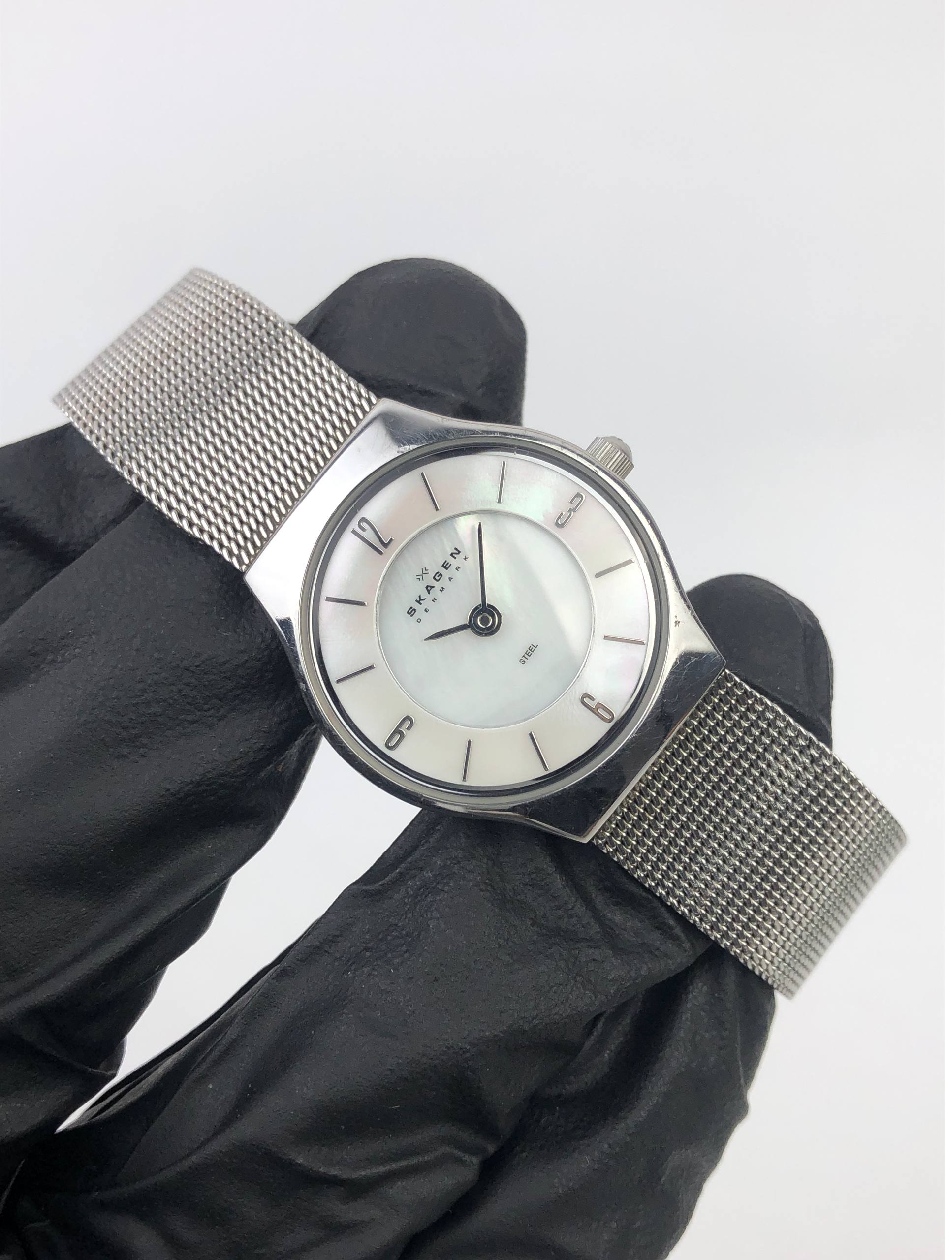 SKAGEN DENMARK LADIES MOTHER OF PEARL DIAL MESH BRACELET WATCH - Gambar 4