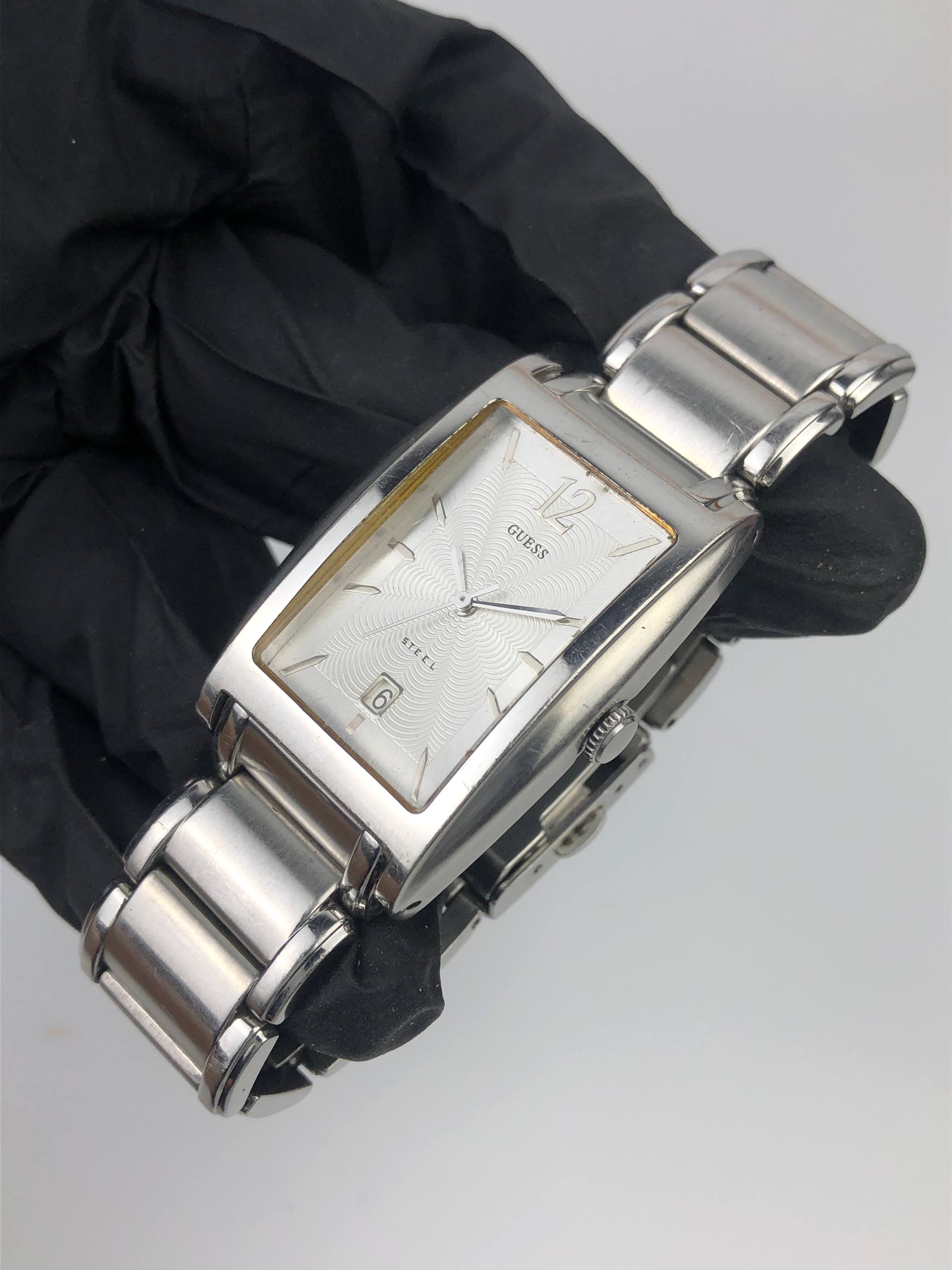 GUESS STEEL RECTANGULAR SILVER GUILLOCHE DIAL DATE QUARTZ WATCH - Gambar 4