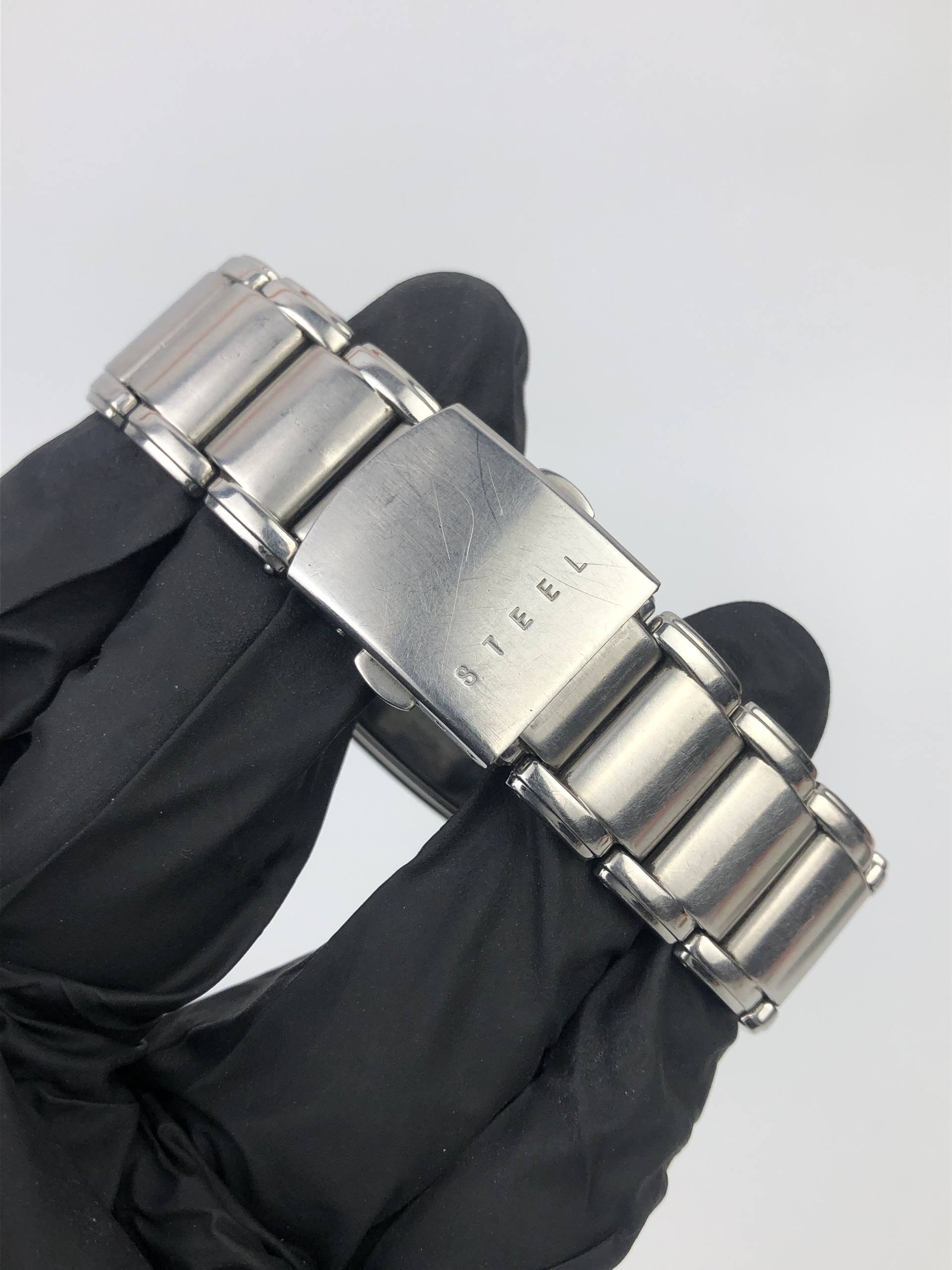 GUESS STEEL RECTANGULAR SILVER GUILLOCHE DIAL DATE QUARTZ WATCH - Gambar 7