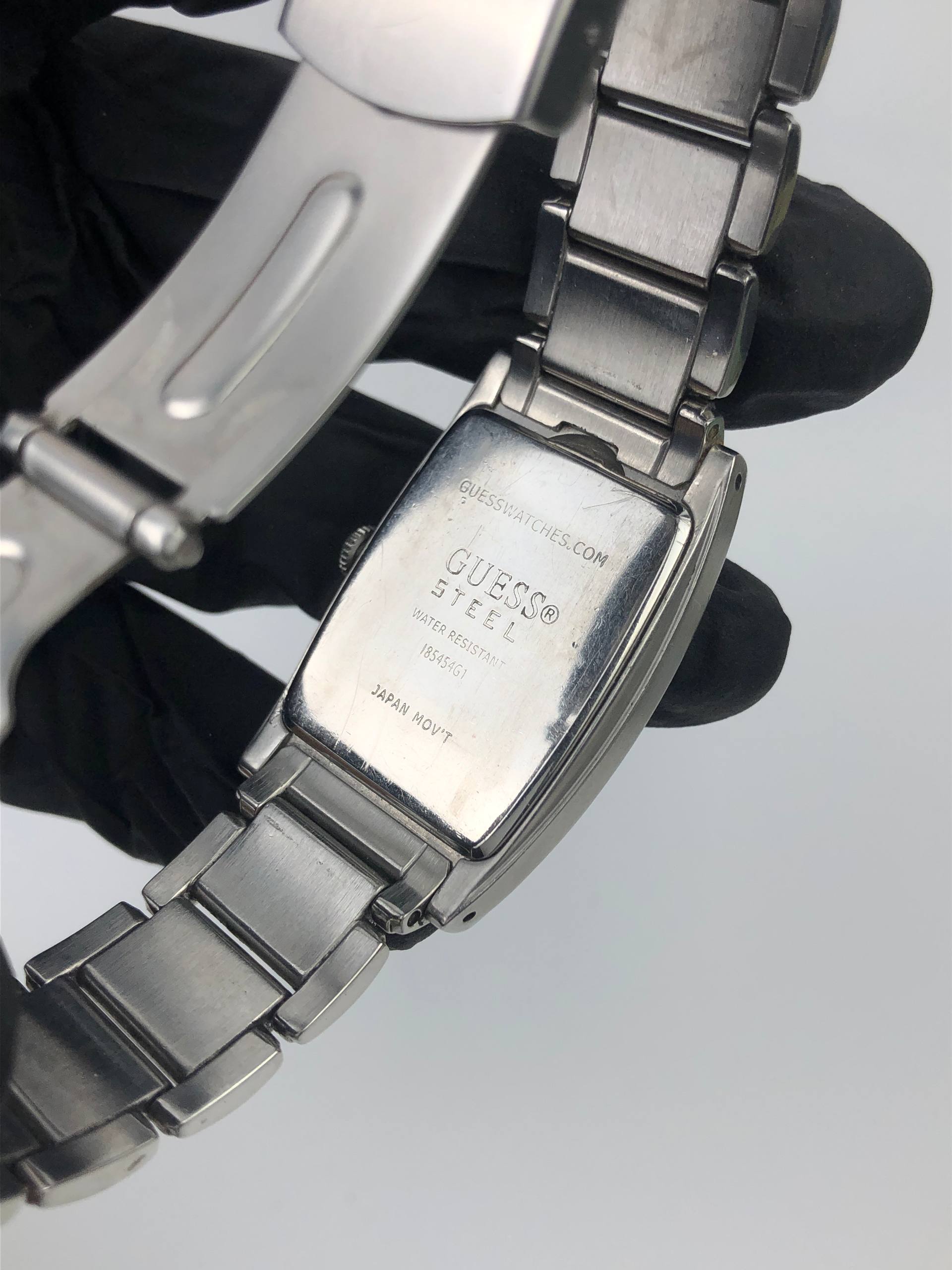 GUESS STEEL RECTANGULAR SILVER GUILLOCHE DIAL DATE QUARTZ WATCH - Gambar 8