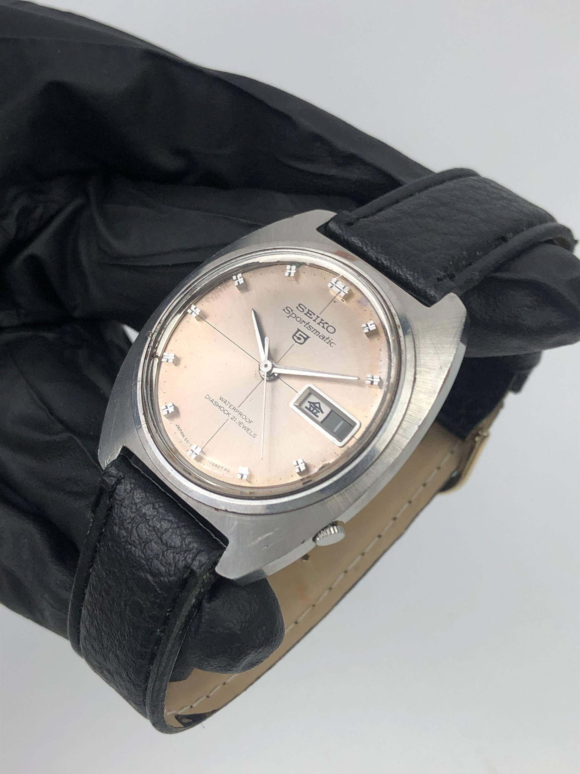 SEIKO 5 SPORTSMATIC 6619-7000 AUTOMATIC 21 JEWELS CHAMPAGNE DIAL DOLPHIN MEDALLION JAPAN ORIGINAL - Gambar 3