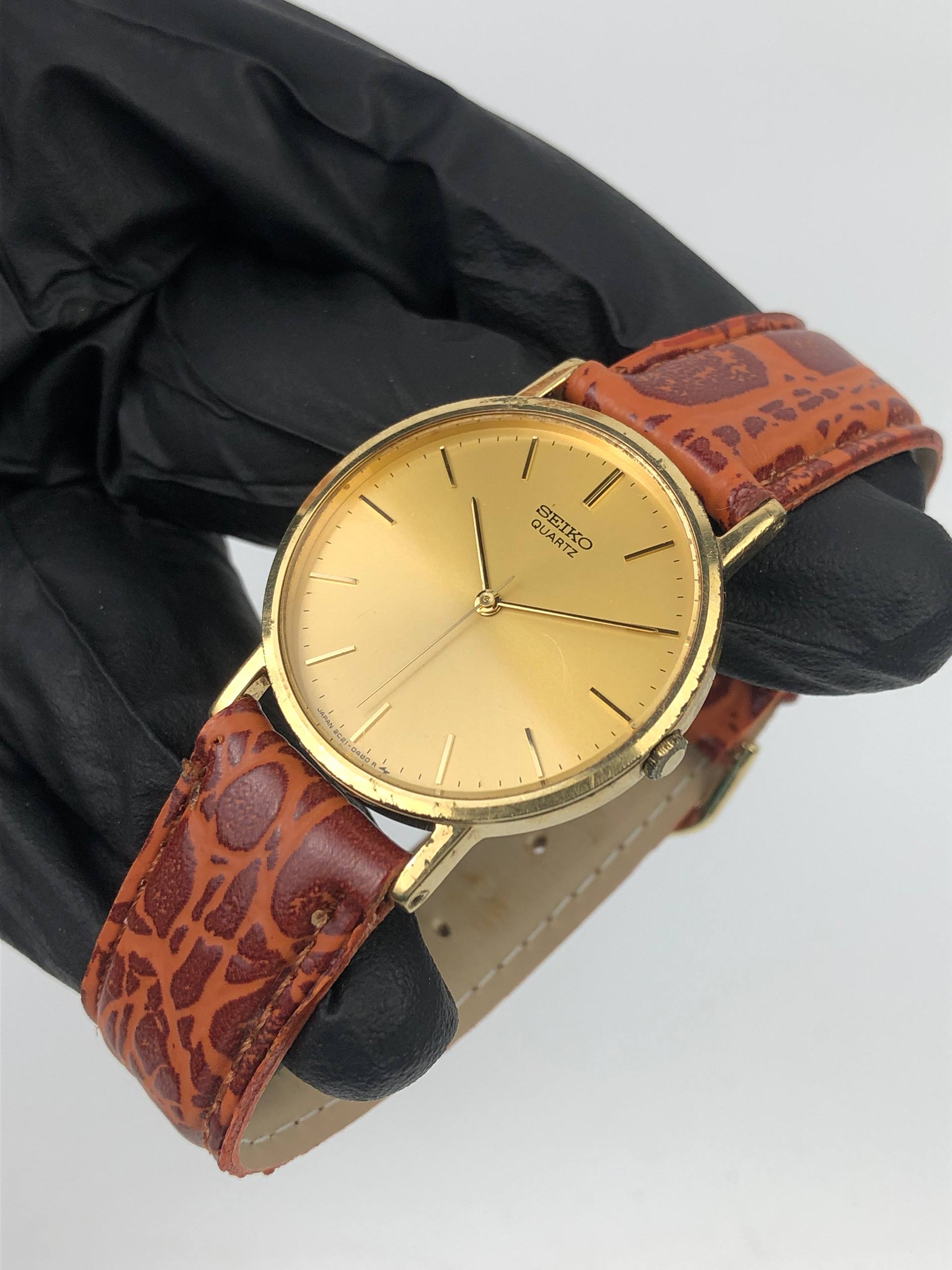 SEIKO QUARTZ 2C21-0120 70TH ANNIVERSARY COMMEMORATIVE GOLD DIAL VINTAGE JAPAN - Gambar 2