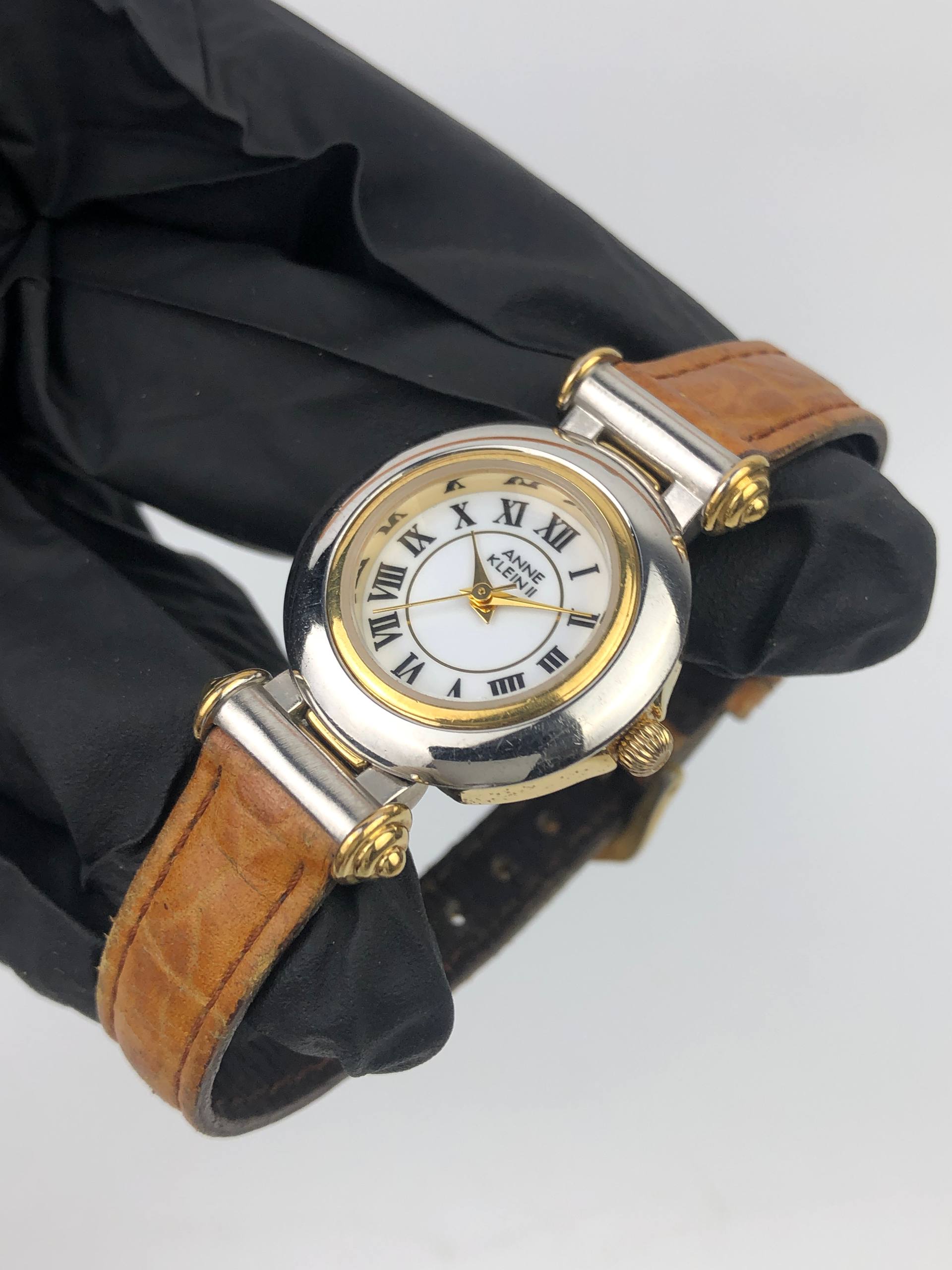 ANNE KLEIN ROMAN DIAL TWO TONE LADIES DRESS WATCH QUARTZ - Gambar 3