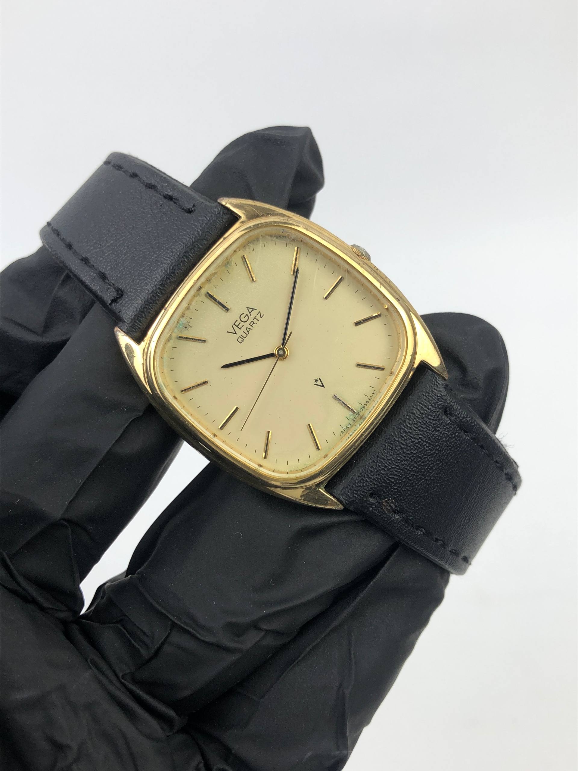 VEGA QUARTZ JAPAN GOLD DIAL CUSHION CASE DRESS WATCH ORIGINAL - Gambar 4