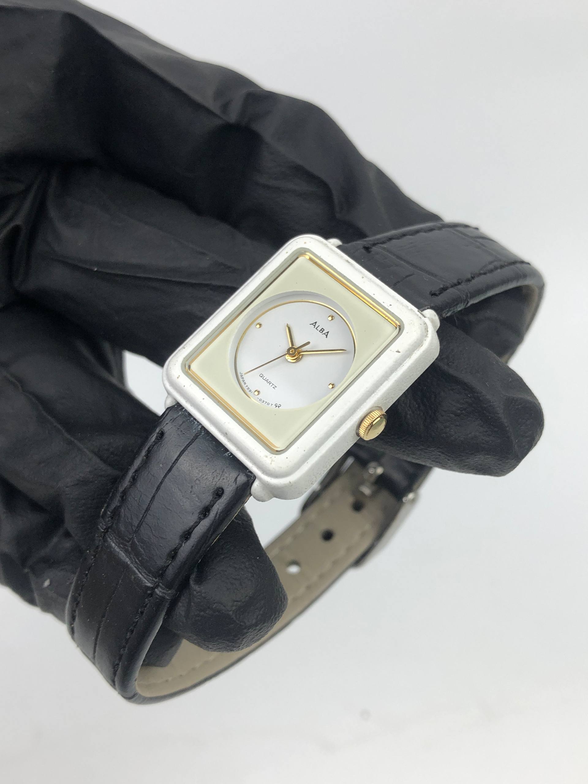 ALBA Y59-0060 JAPAN QUARTZ RECTANGULAR WHITE DIAL GOLD ACCENT LADIES WATCH - Gambar 4