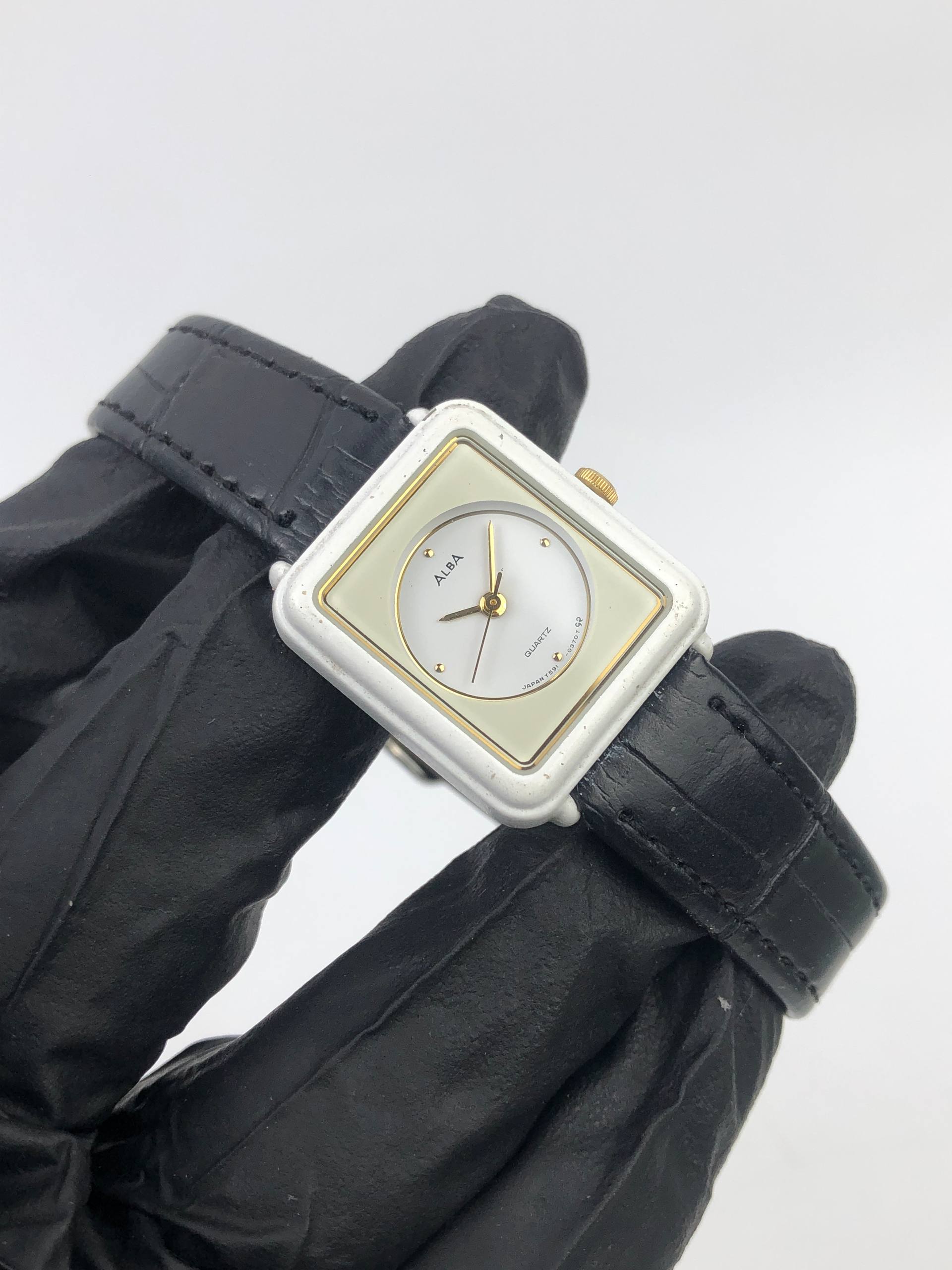 ALBA Y59-0060 JAPAN QUARTZ RECTANGULAR WHITE DIAL GOLD ACCENT LADIES WATCH - Gambar 3