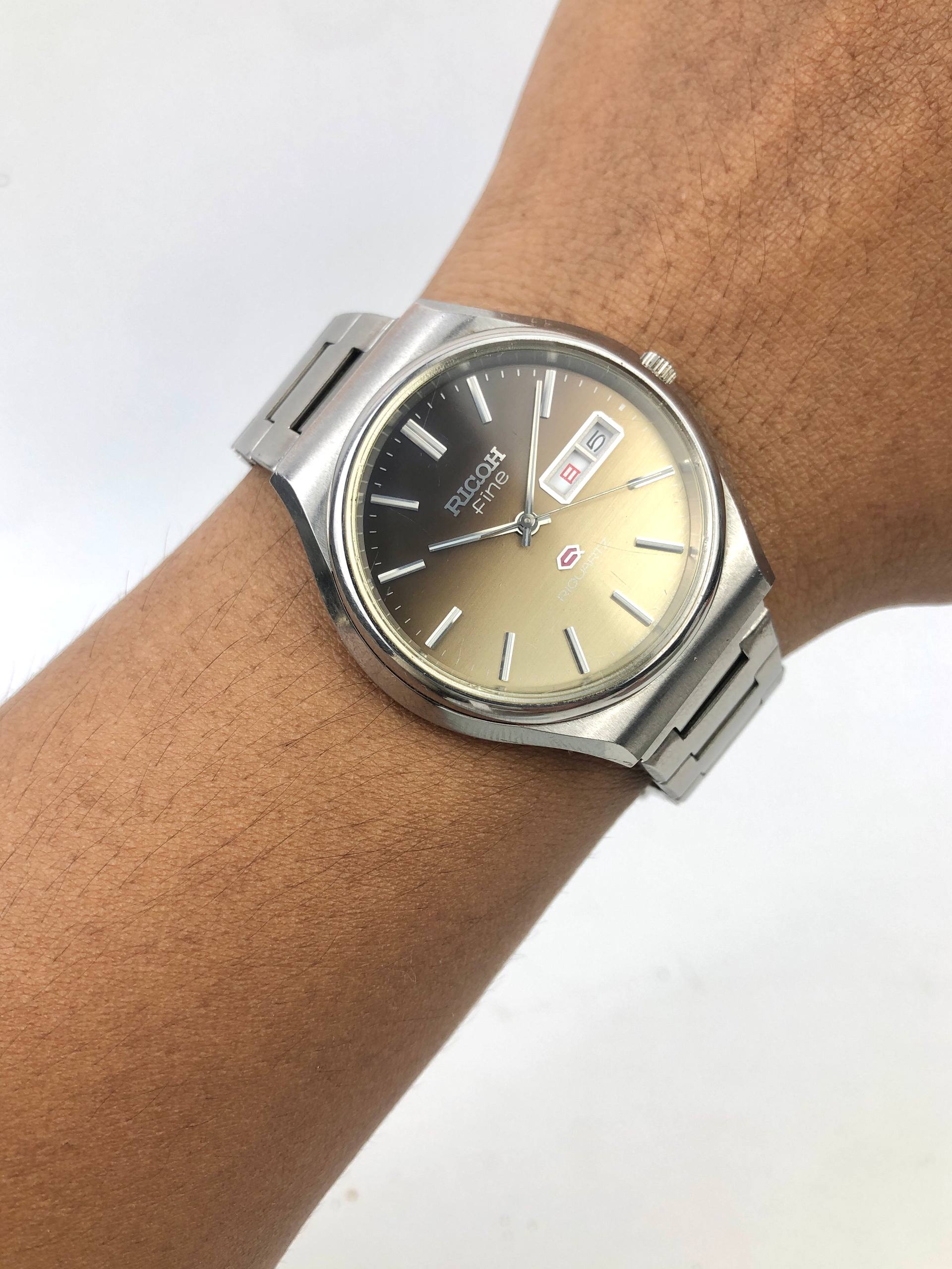 RICOH FINE RIQUARTZ 590130K JAPAN QUARTZ CHAMPAGNE DIAL DAY DATE INTEGRATED BRACELET