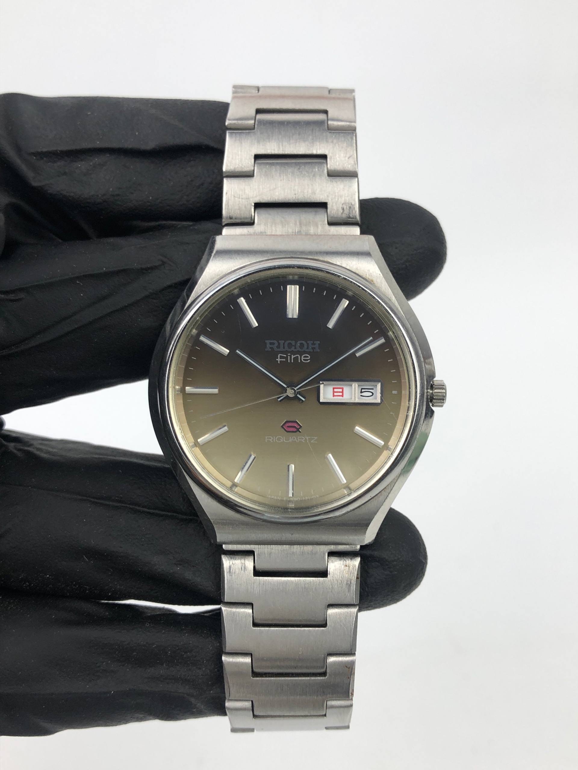 RICOH FINE RIQUARTZ 590130K JAPAN QUARTZ CHAMPAGNE DIAL DAY DATE INTEGRATED BRACELET - Gambar 2