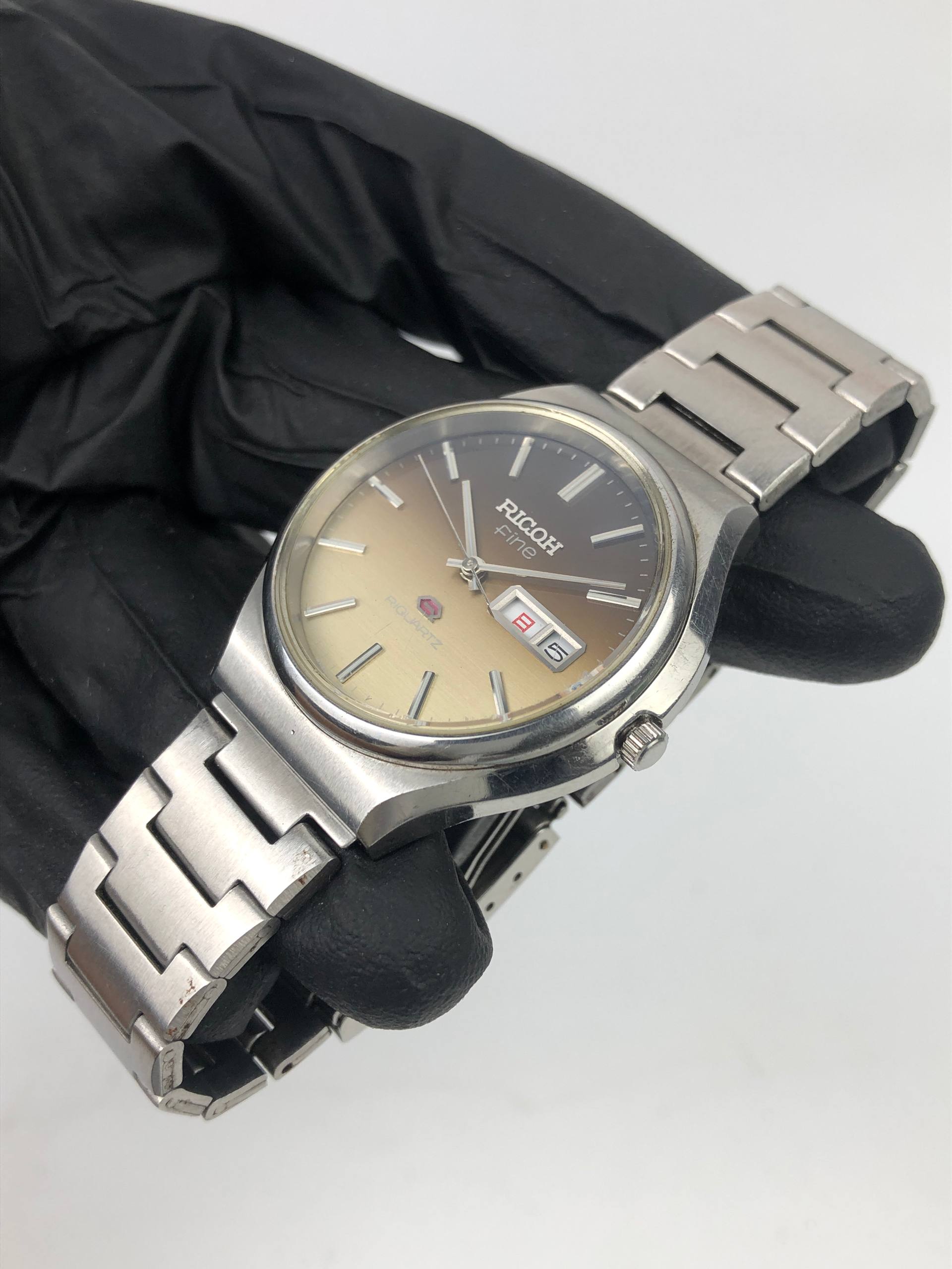 RICOH FINE RIQUARTZ 590130K JAPAN QUARTZ CHAMPAGNE DIAL DAY DATE INTEGRATED BRACELET - Gambar 3
