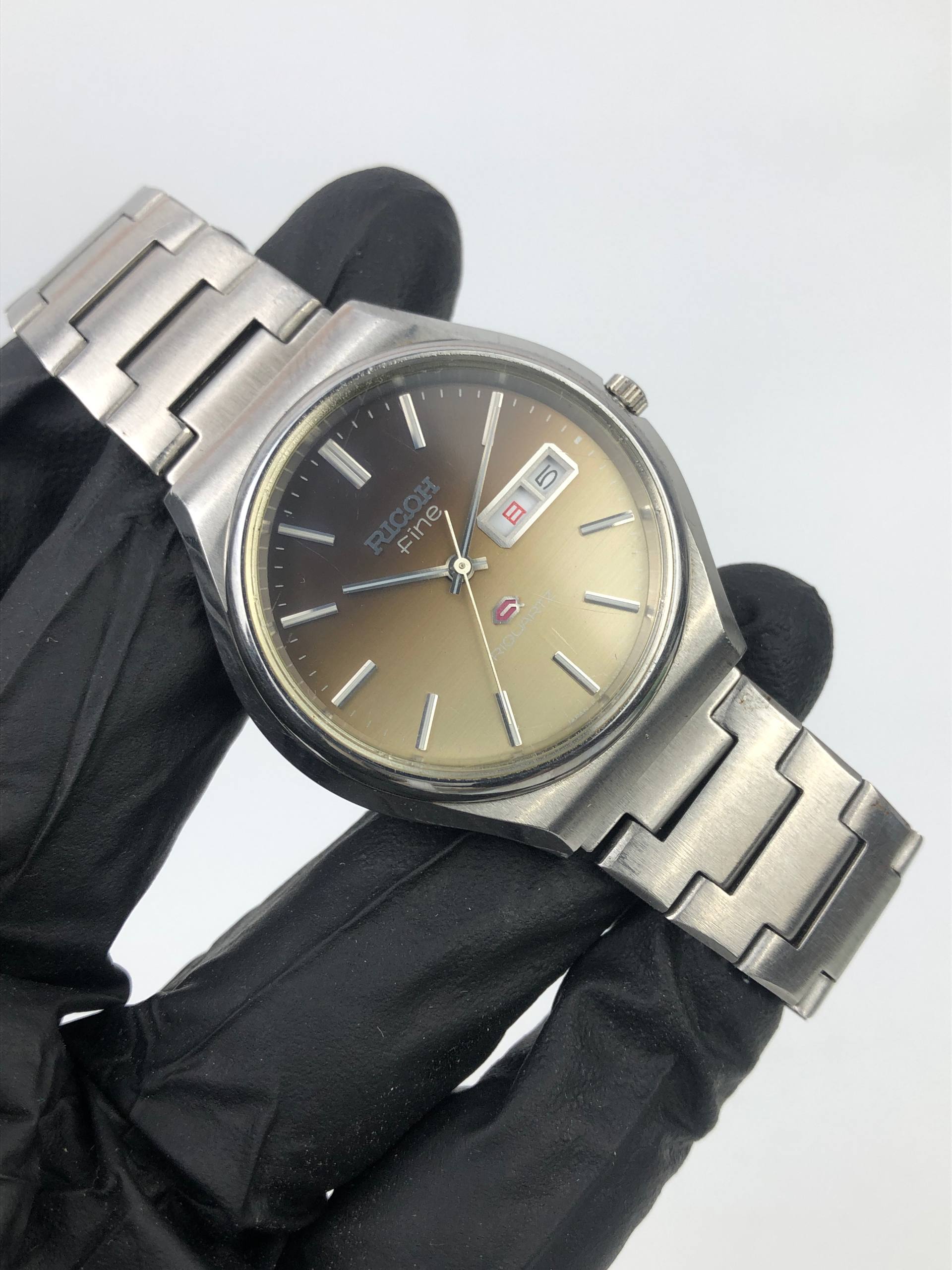 RICOH FINE RIQUARTZ 590130K JAPAN QUARTZ CHAMPAGNE DIAL DAY DATE INTEGRATED BRACELET - Gambar 4