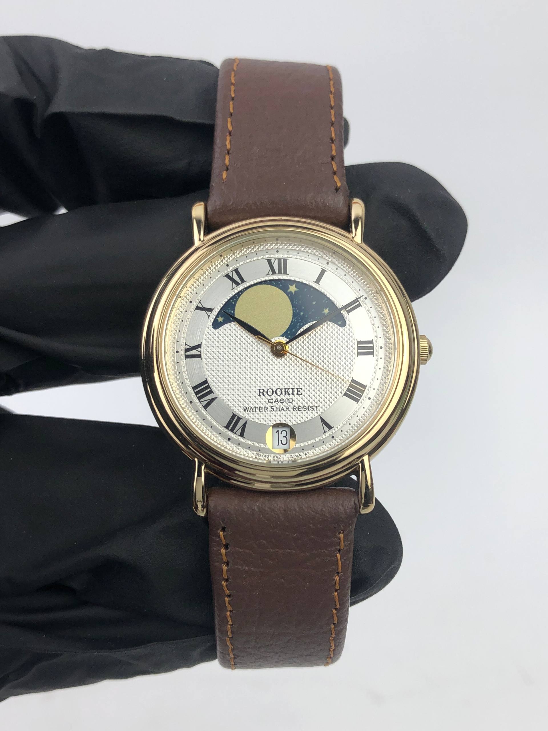 CASIO QUARTZ 5022 4A MOON PHASE ROMAN NUMERAL DATE GOLD TONE JAPAN - Gambar 2