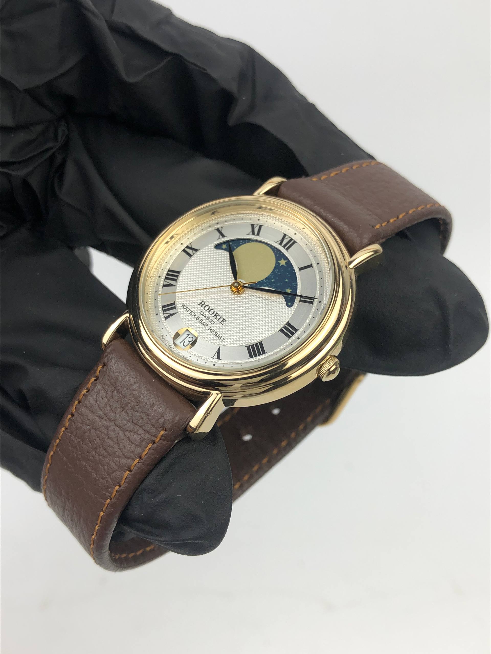 CASIO QUARTZ 5022 4A MOON PHASE ROMAN NUMERAL DATE GOLD TONE JAPAN - Gambar 4