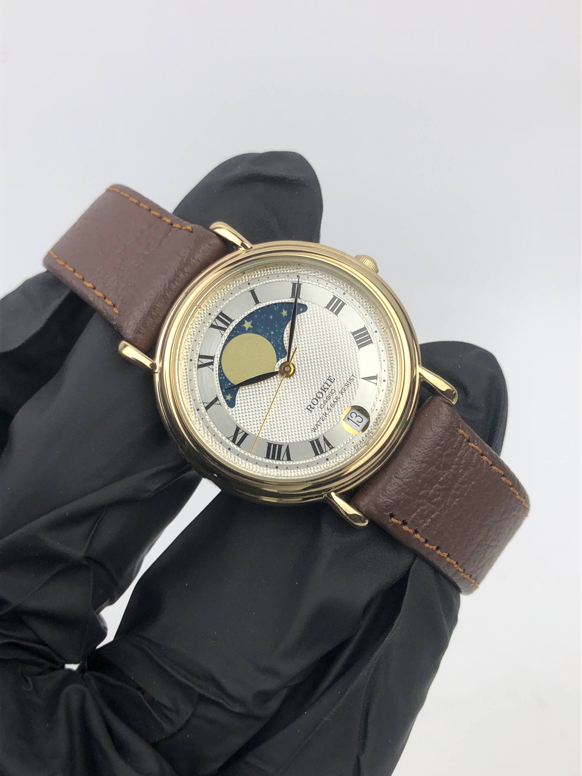 CASIO QUARTZ 5022 4A MOON PHASE ROMAN NUMERAL DATE GOLD TONE JAPAN - Gambar 3