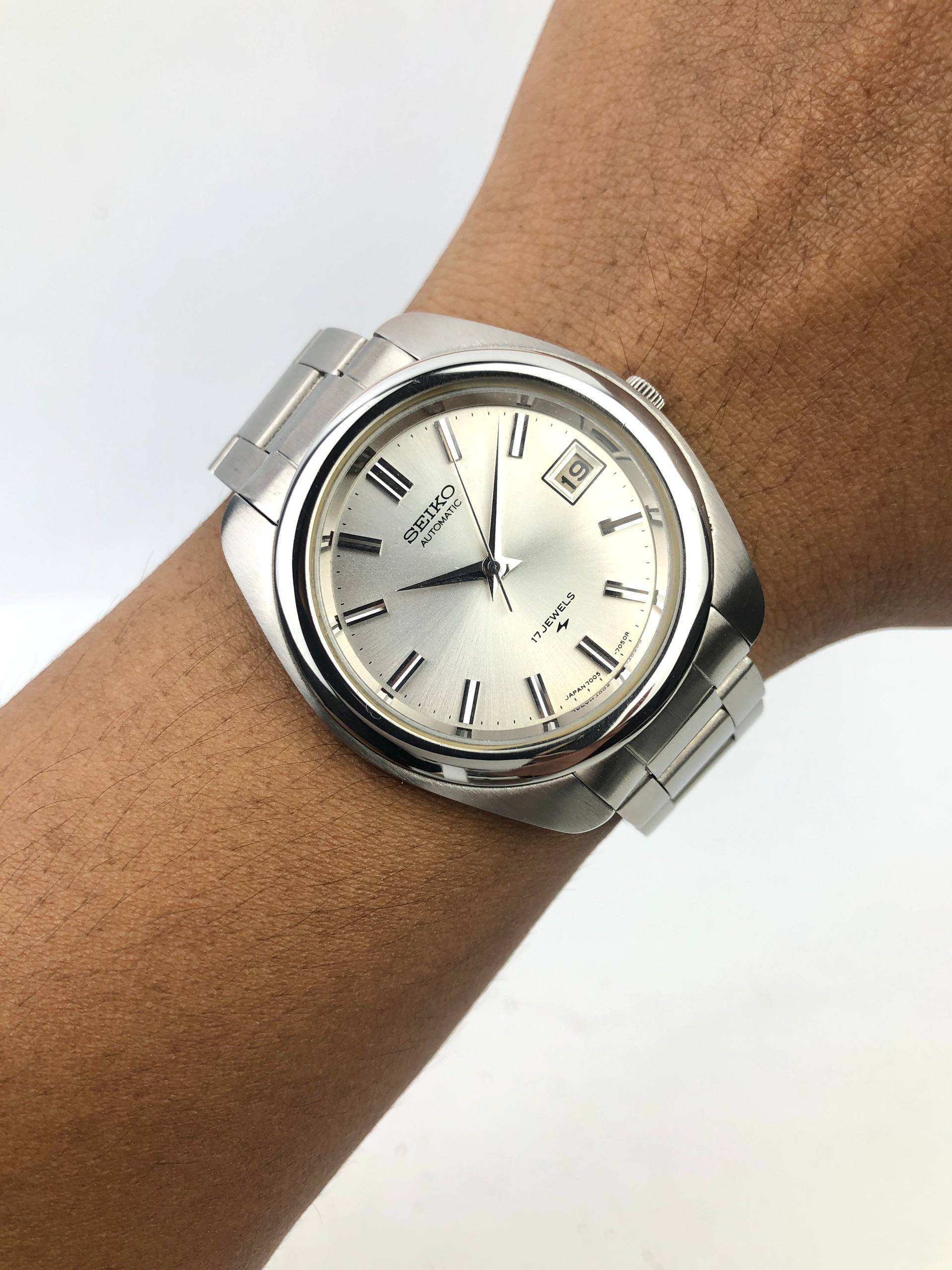 SEIKO AUTOMATIC 7005-7031 SILVER SUNBURST DIAL APPLIED INDEX STAINLESS STEEL